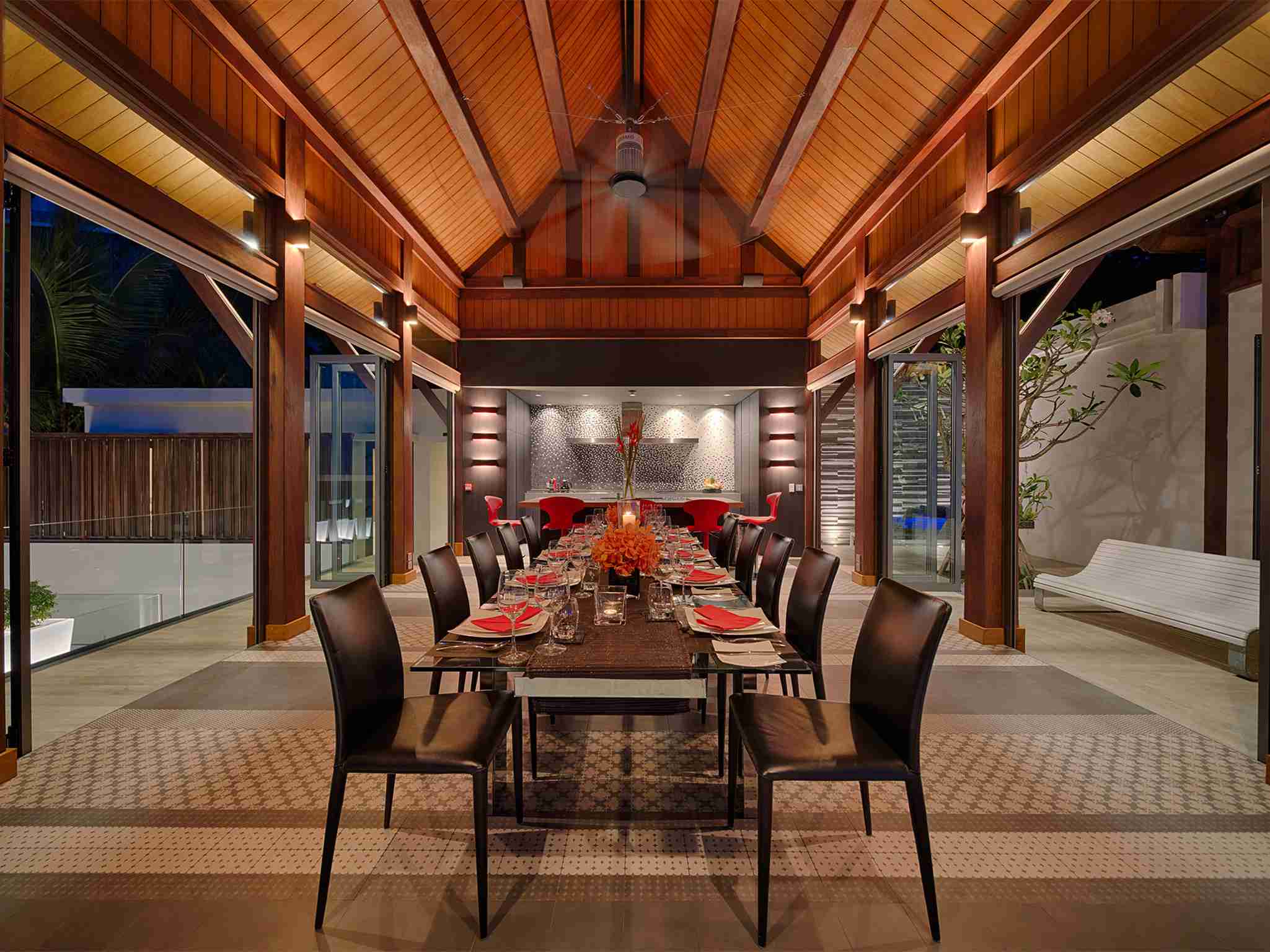 Malaiwana Villa M - Dining area at night