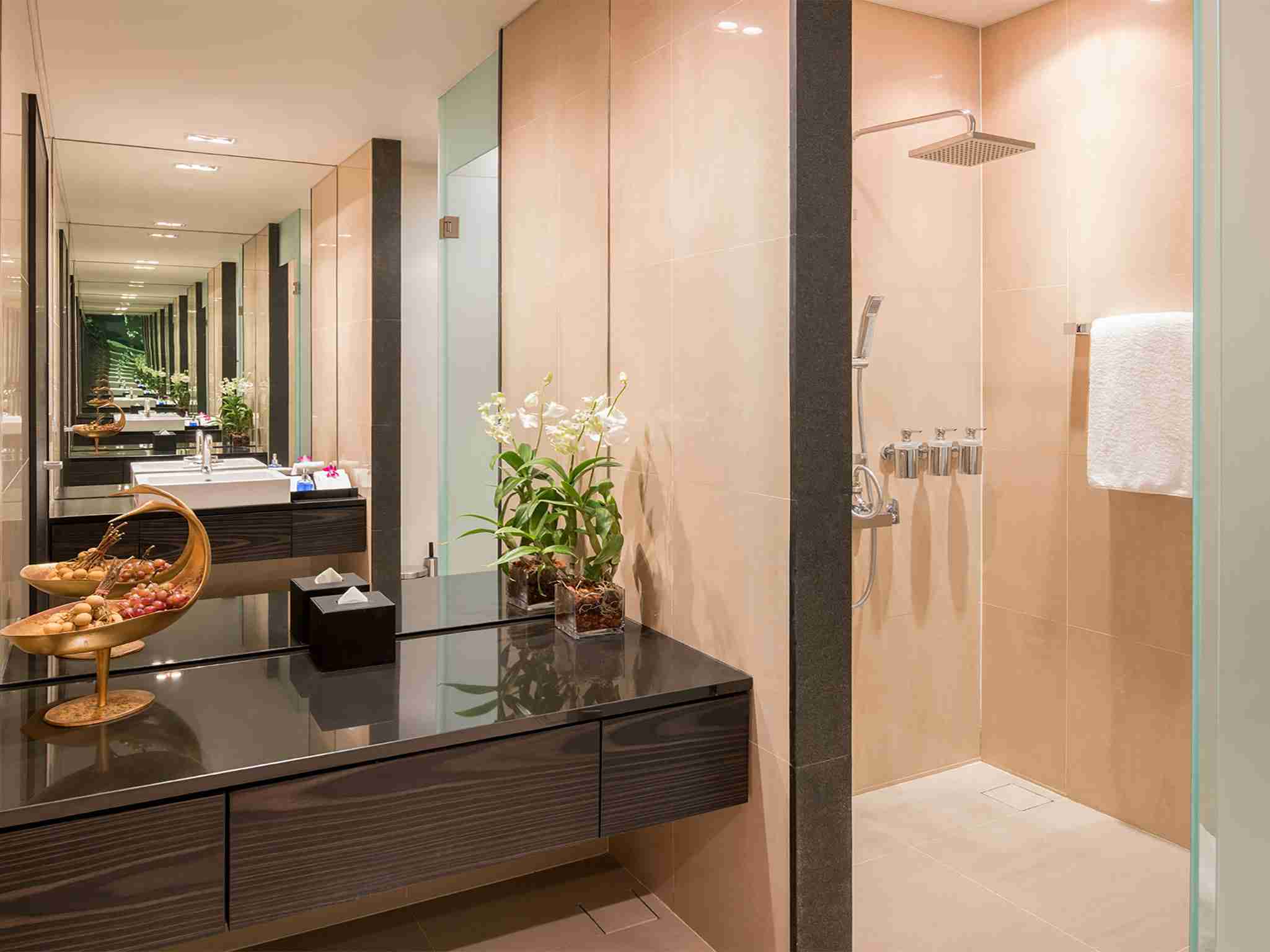 Malaiwana Villa M - Shower and bathroom area