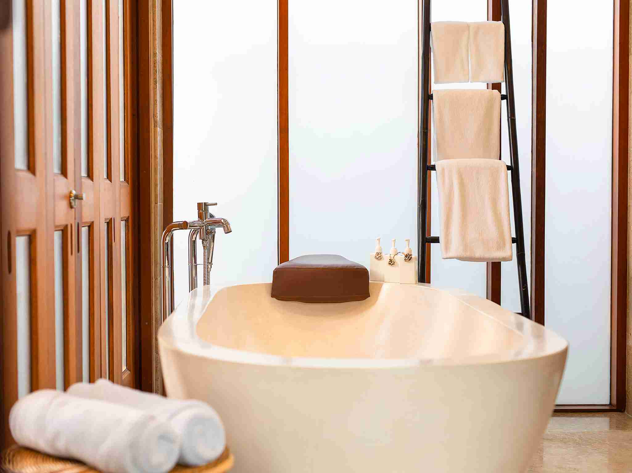 Tawantok Beach Villas - Villa 1 - Bathtub features