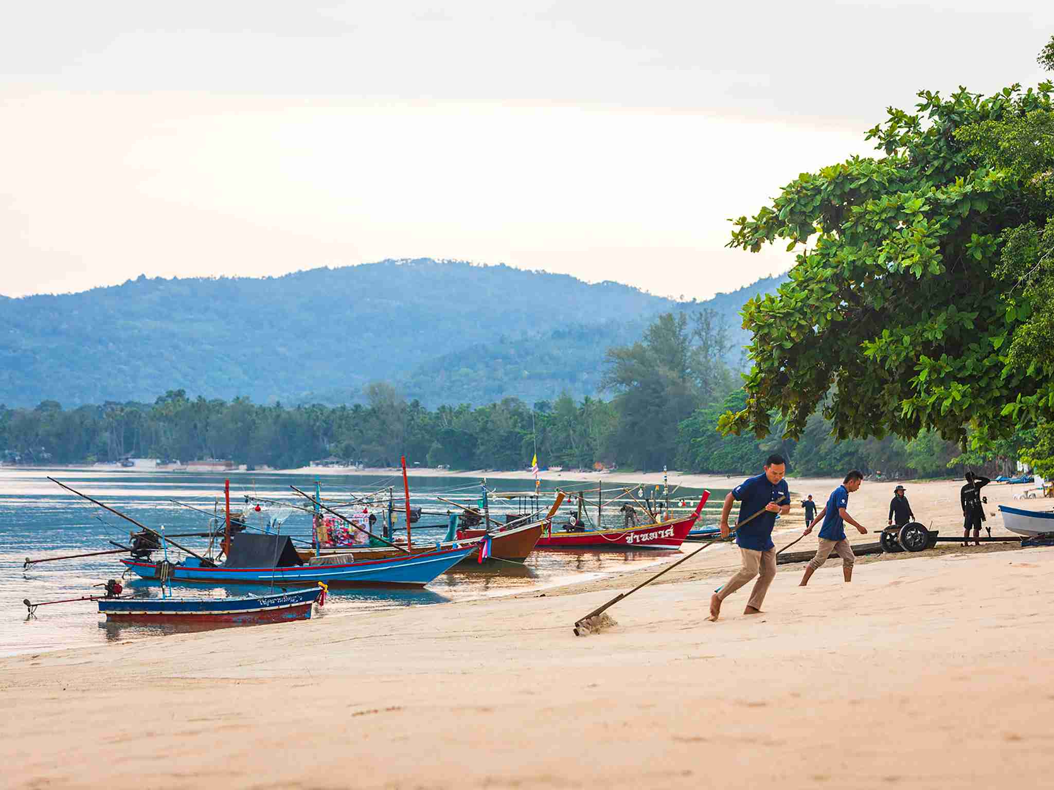 Tawantok Beach Villas - Villa 1 - Staff cleaning the beach for you