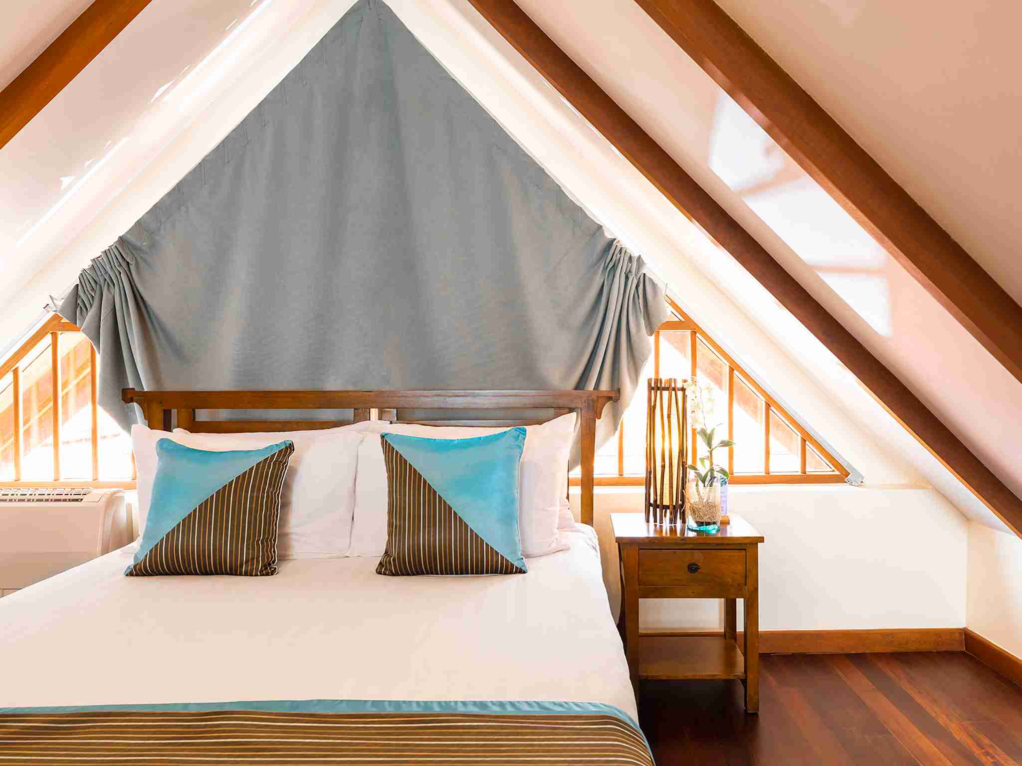 Tawantok Beach Villas - Villa 2 - Upstairs bedroom features