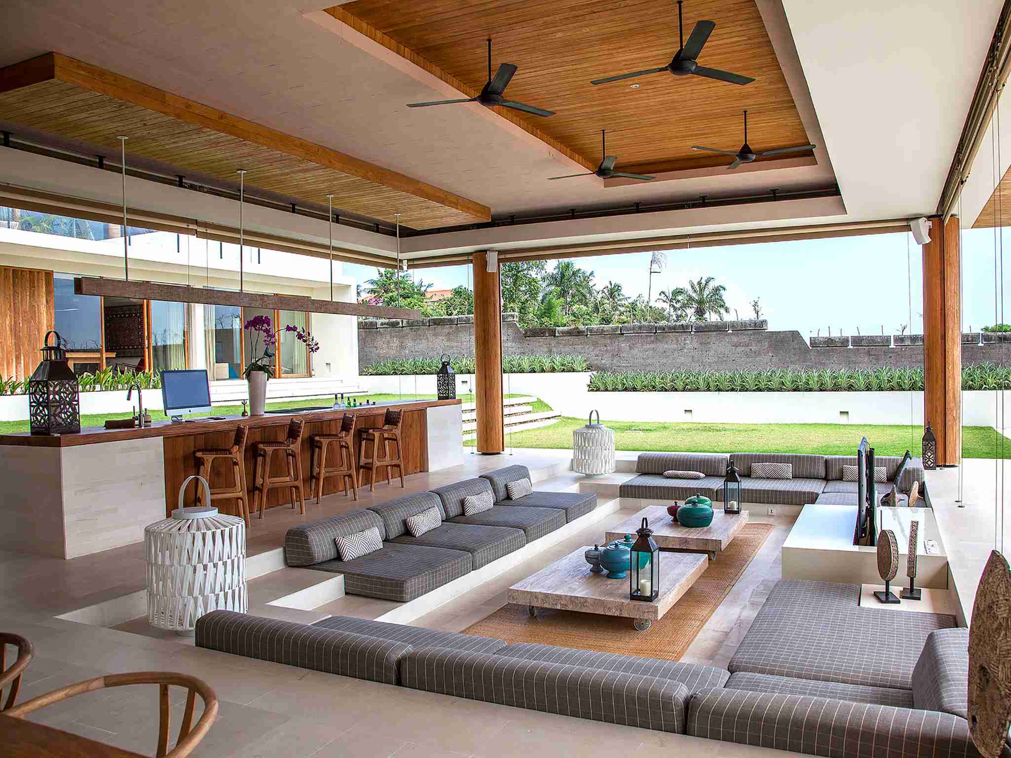 The Iman Villa - Daytime lounge awaits