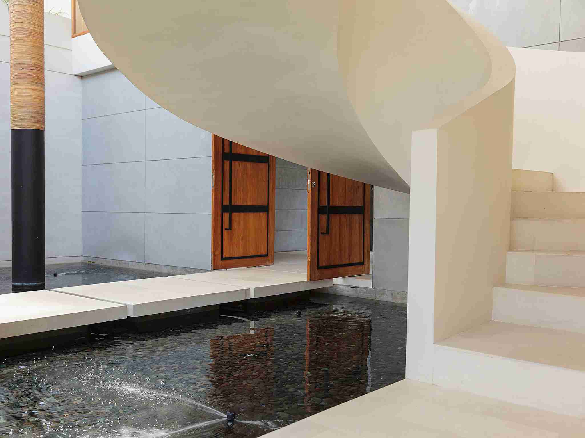 The Iman Villa - Entrance and stairwell