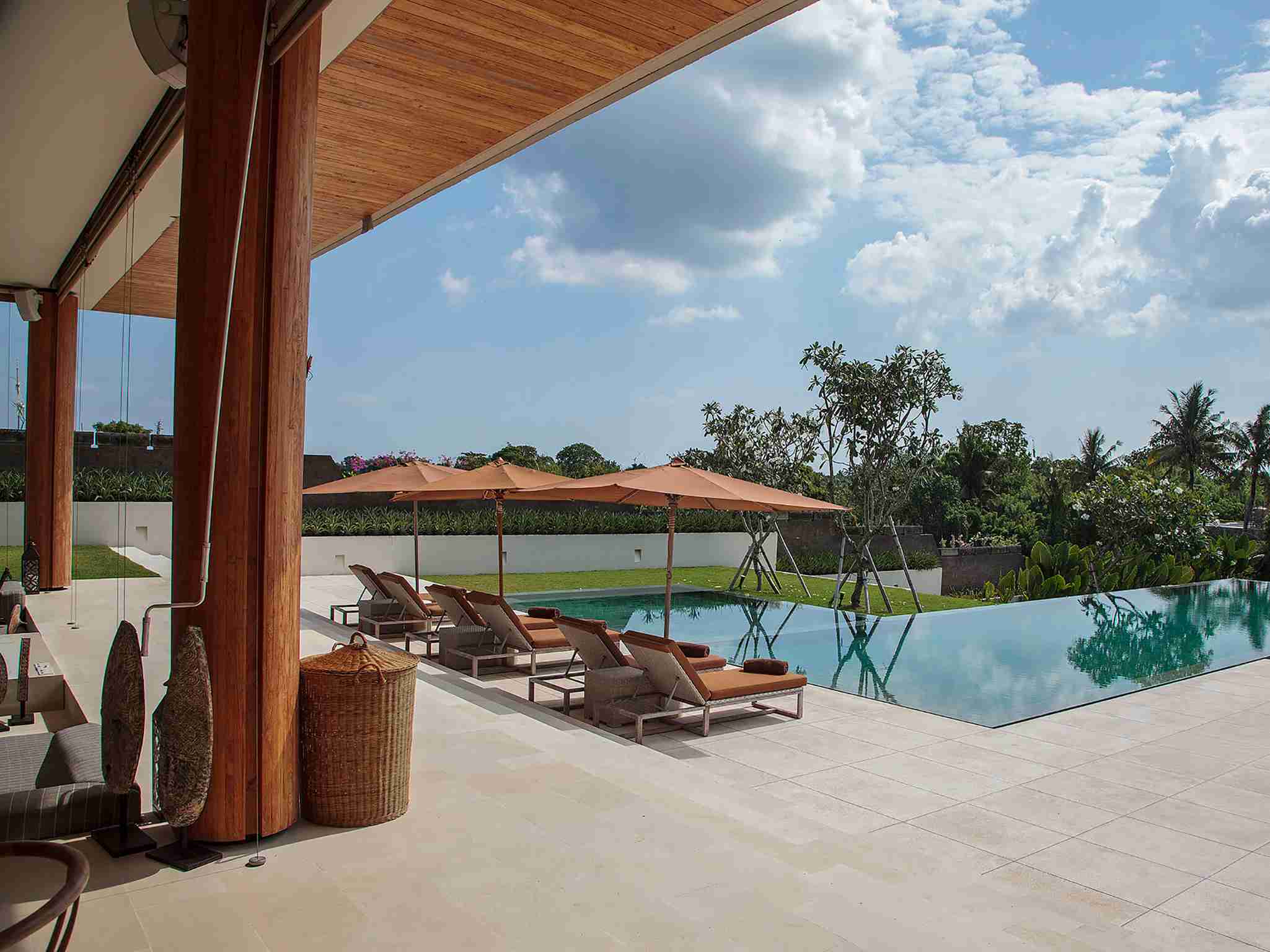 The Iman Villa - Infinity pool awaits