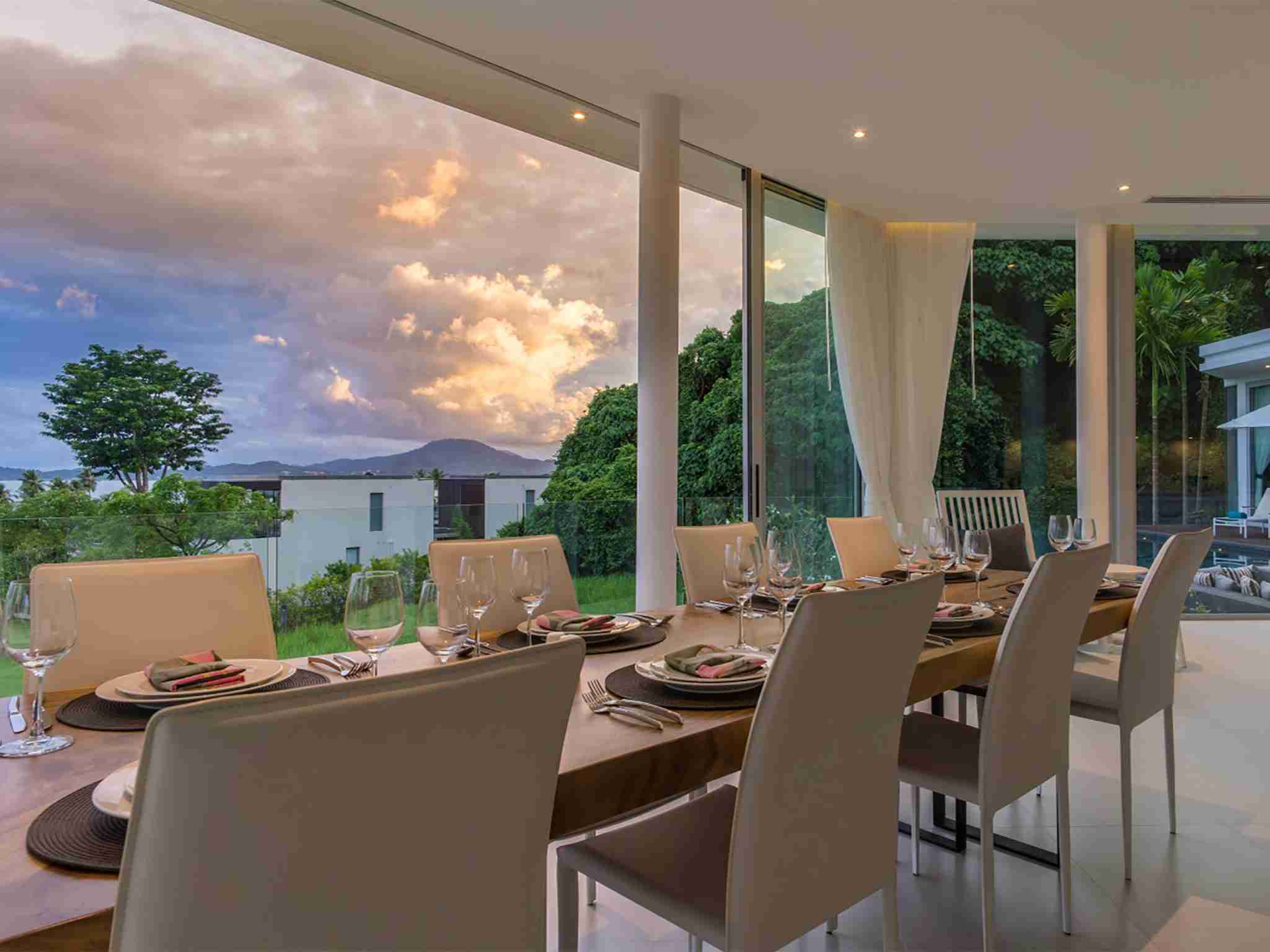 Villa Abiente - Dining area at dusk