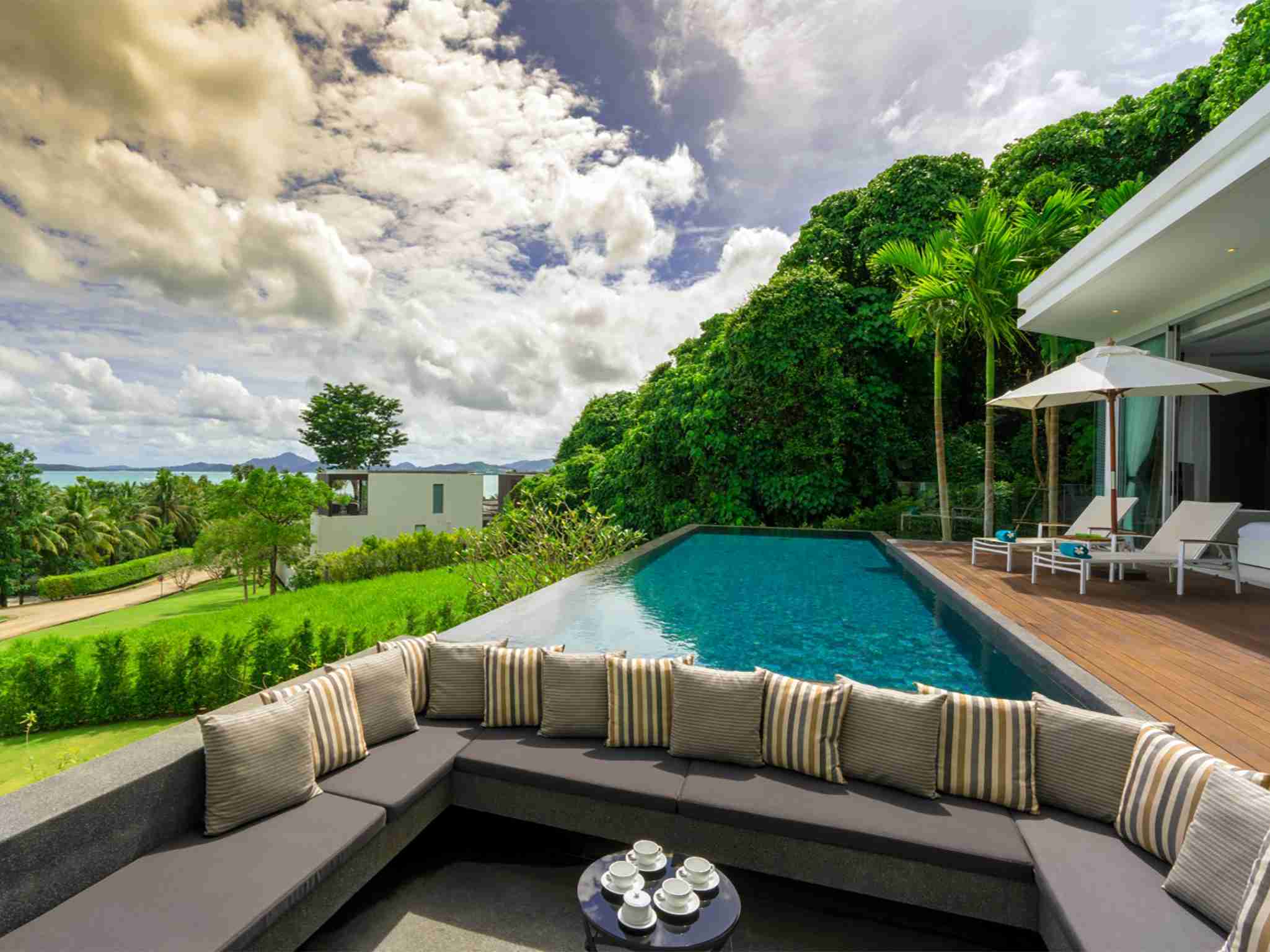 Villa Abiente - Poolside relaxation