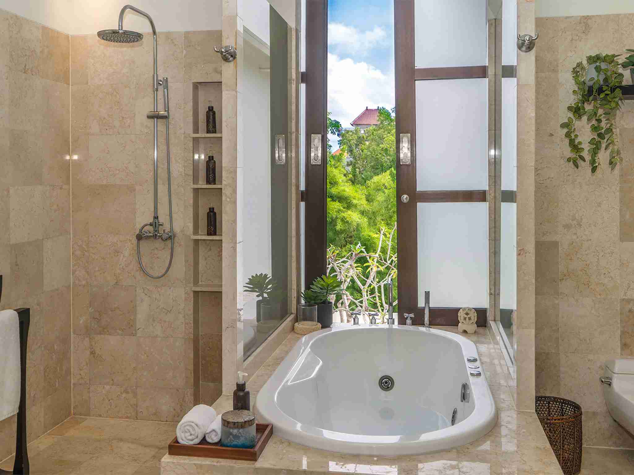 Villa Adenium - Upstairs master suite ensuite bathroom design