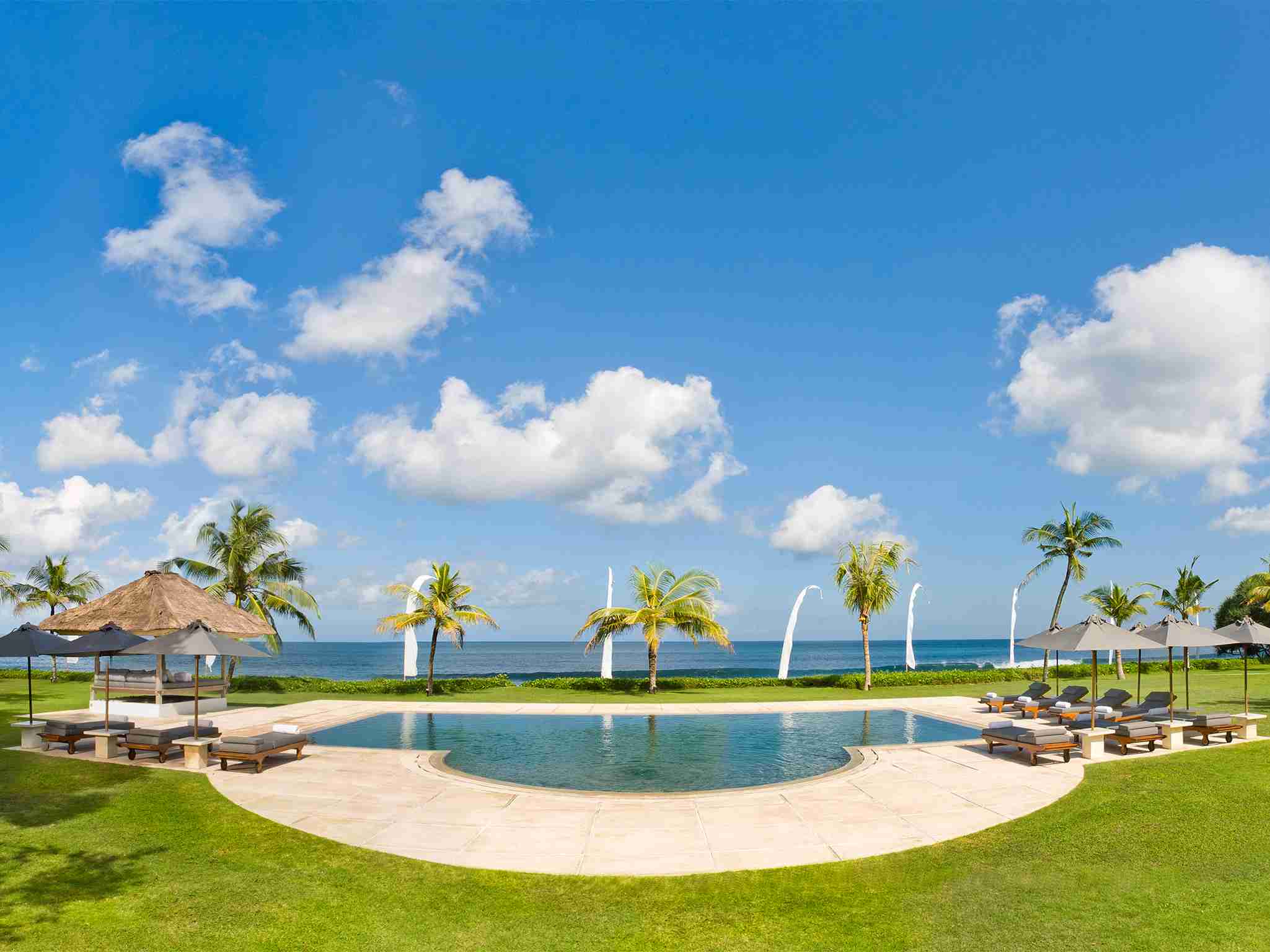 Atas Ombak - Pool and the sea