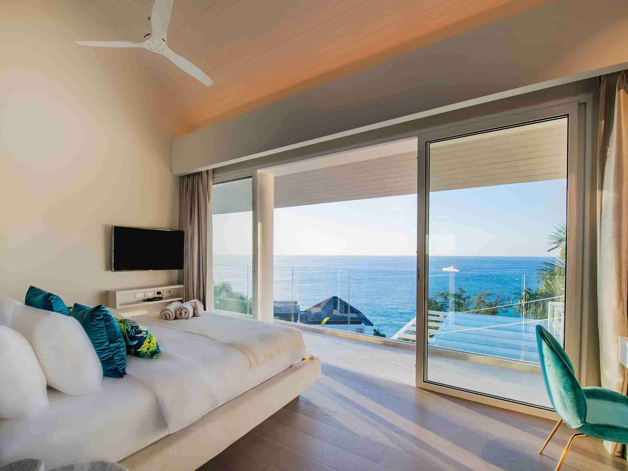 Villa Borimas - Guest bedroom two with dazzling view