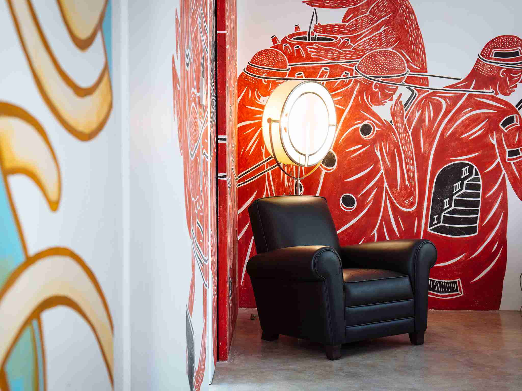 Villa Canggu - Villa North bedroom two corner chair and art