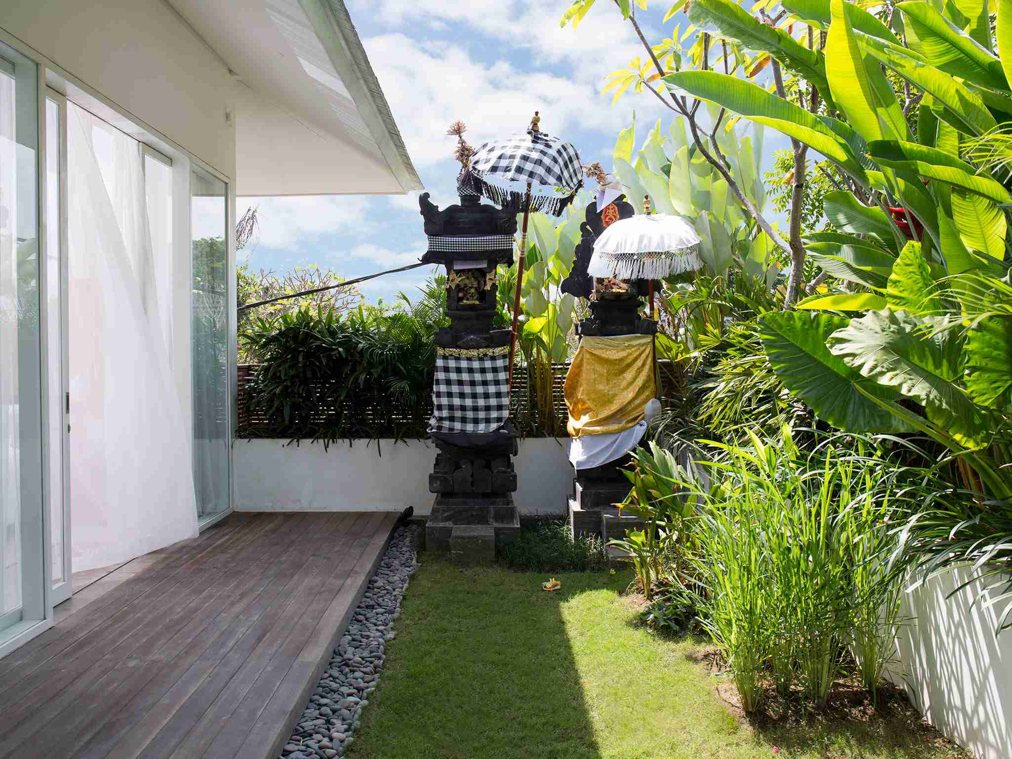 Villa Canggu - Villa North mini temple outside bedrooms