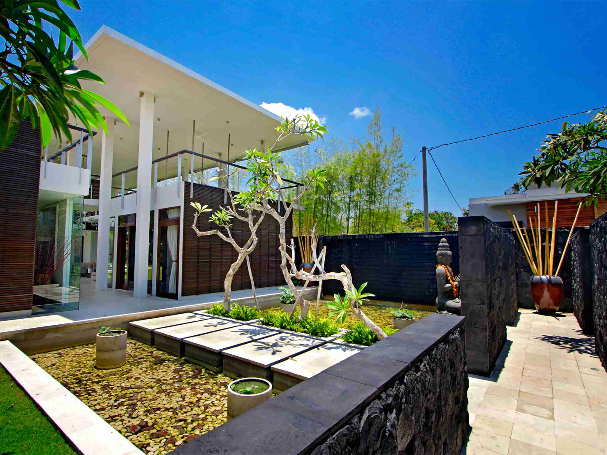 Villa Kalyani - Entrance walkway