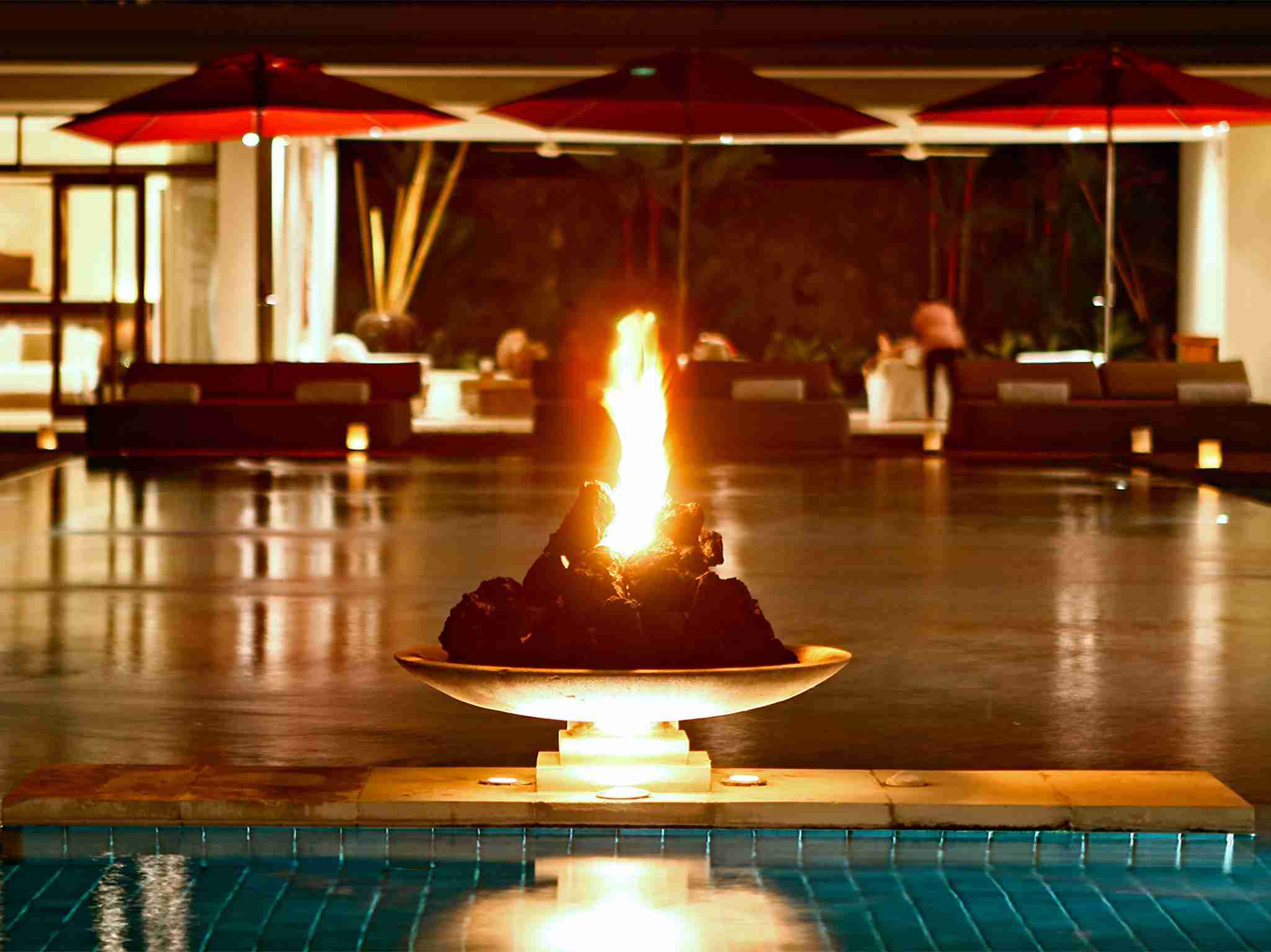 Villa Kalyani - Pool flame at night