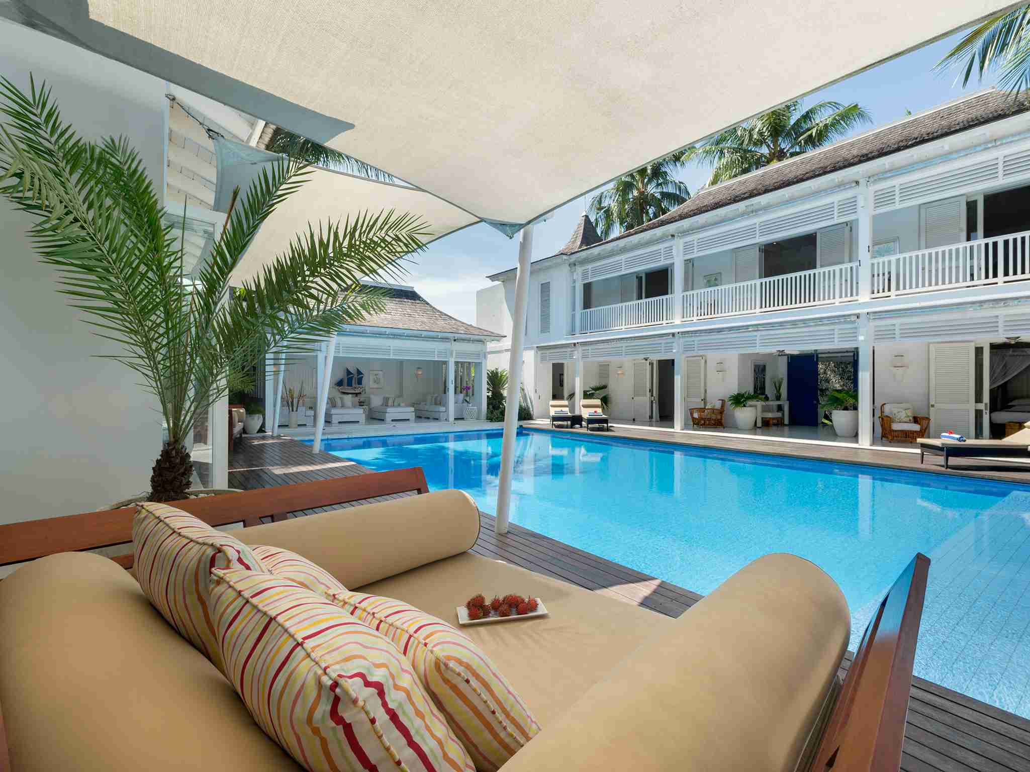 4. Villa Lulito - Daybed by the pool