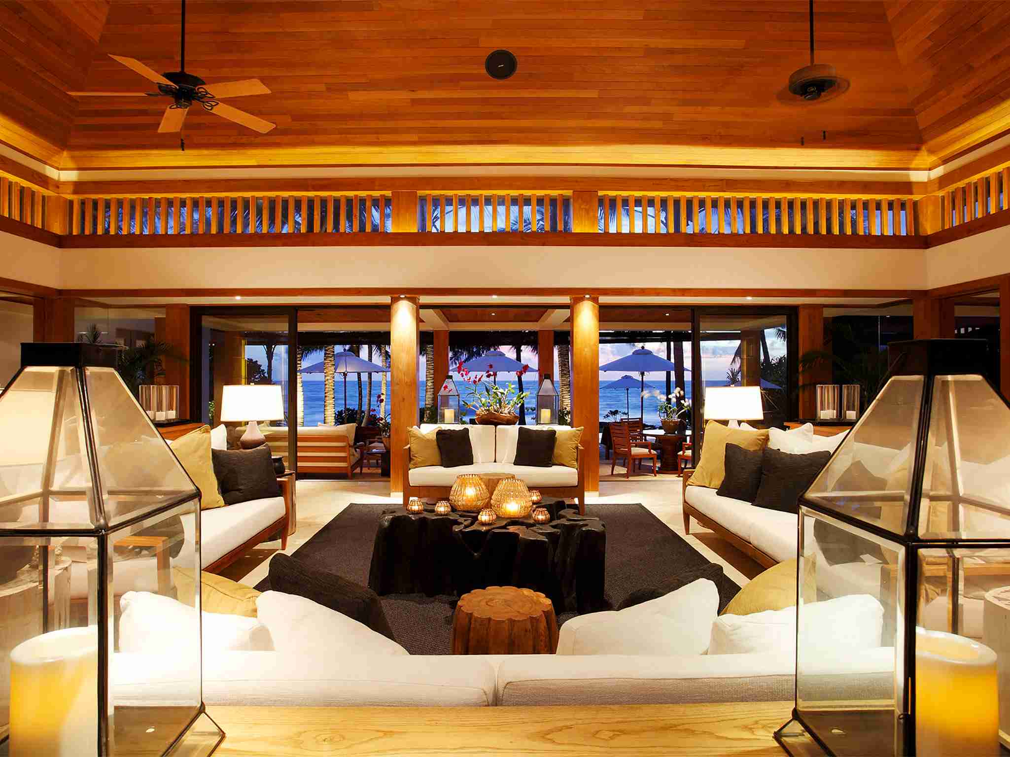 Villa Nandana - Living area with beach view