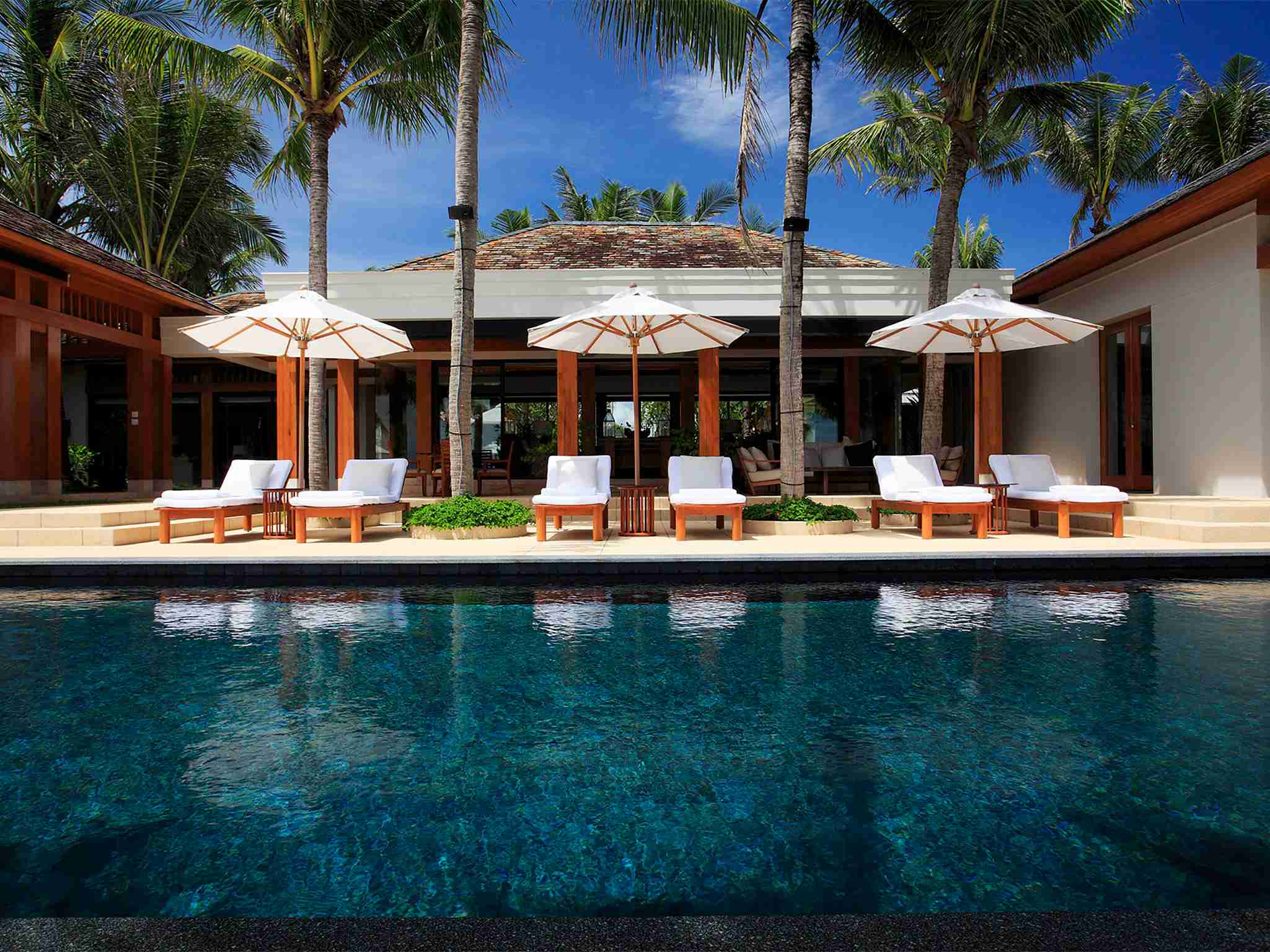 Villa Nandana - Pool and the sun loungers