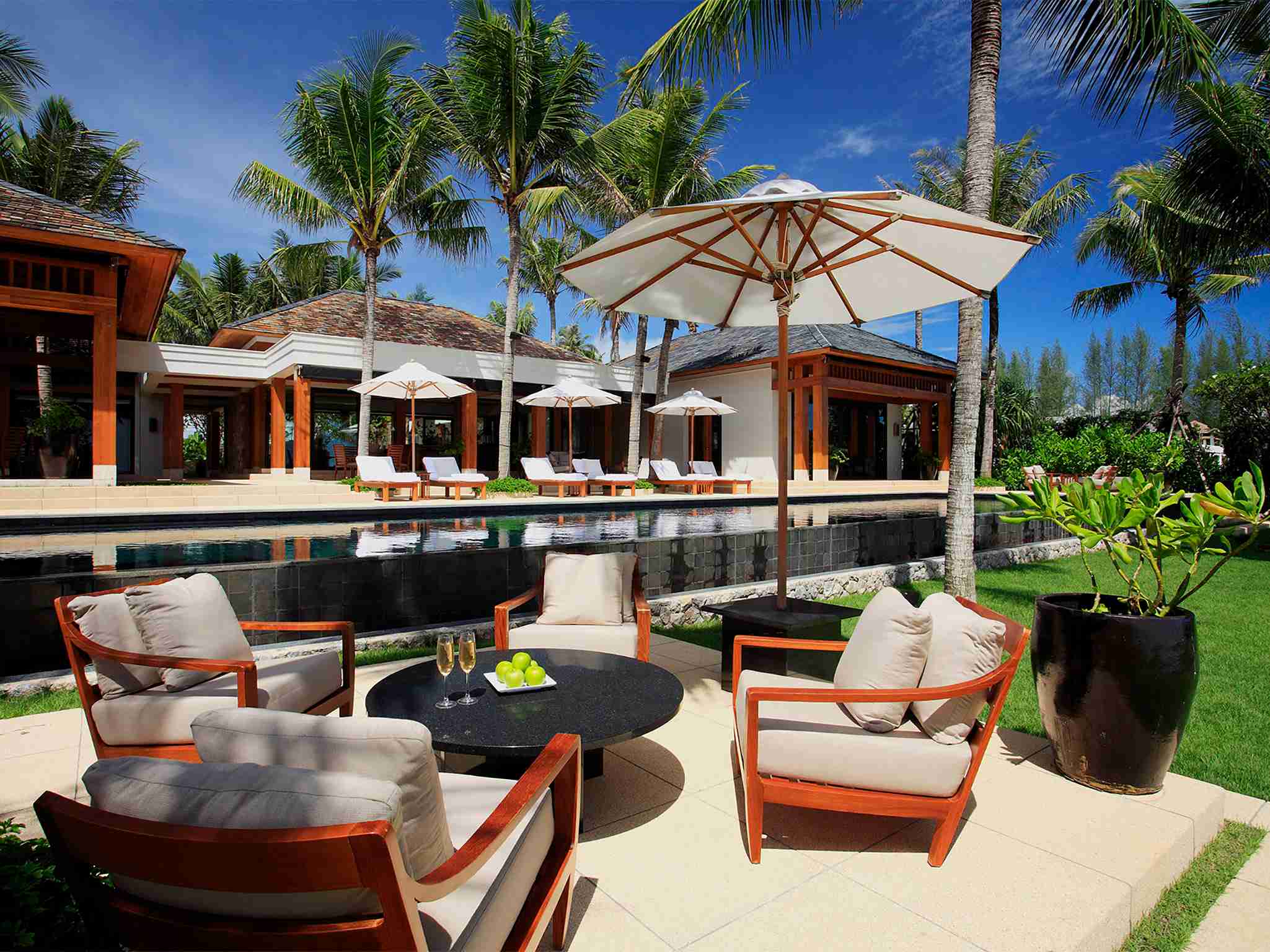 Villa Nandana - Lounge near the pool