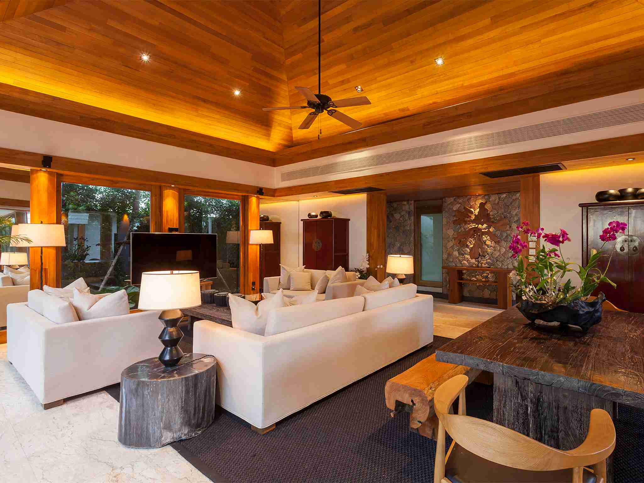 Villa Nandana - Warm ambience at media room