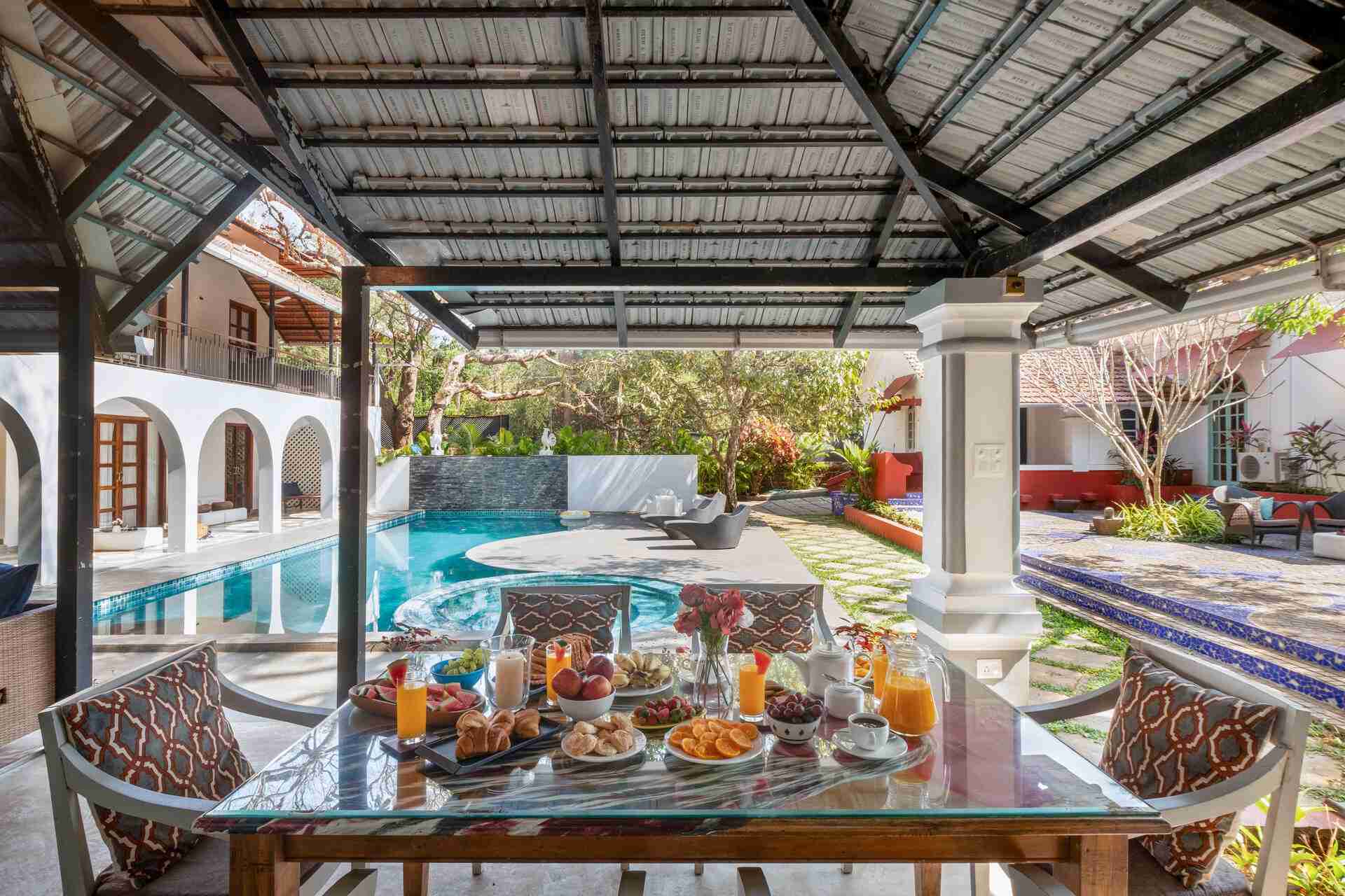 Bastora House - Outdoor Dining Area