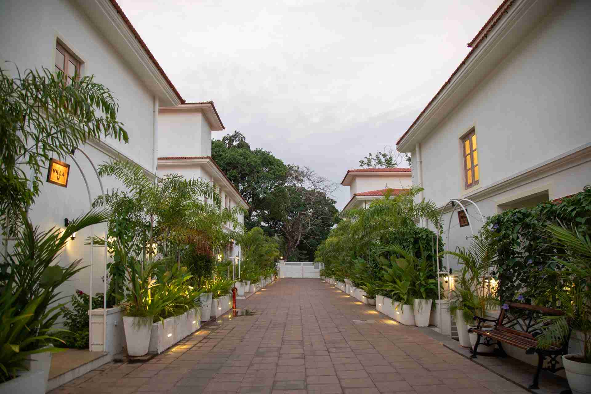 Colina - Villa H - Common pathway