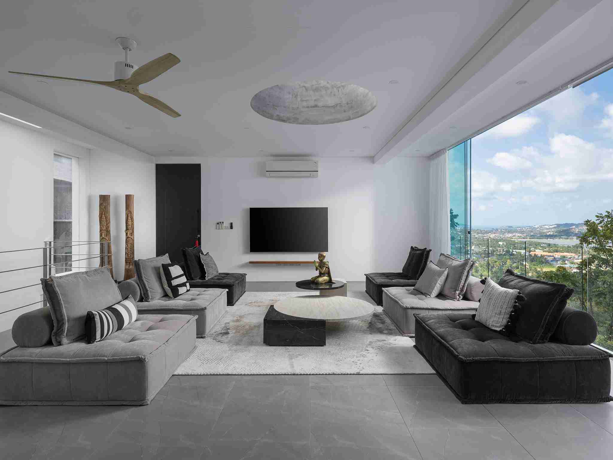 Golden Lotus - Villa Vie - Breezy first floor living area