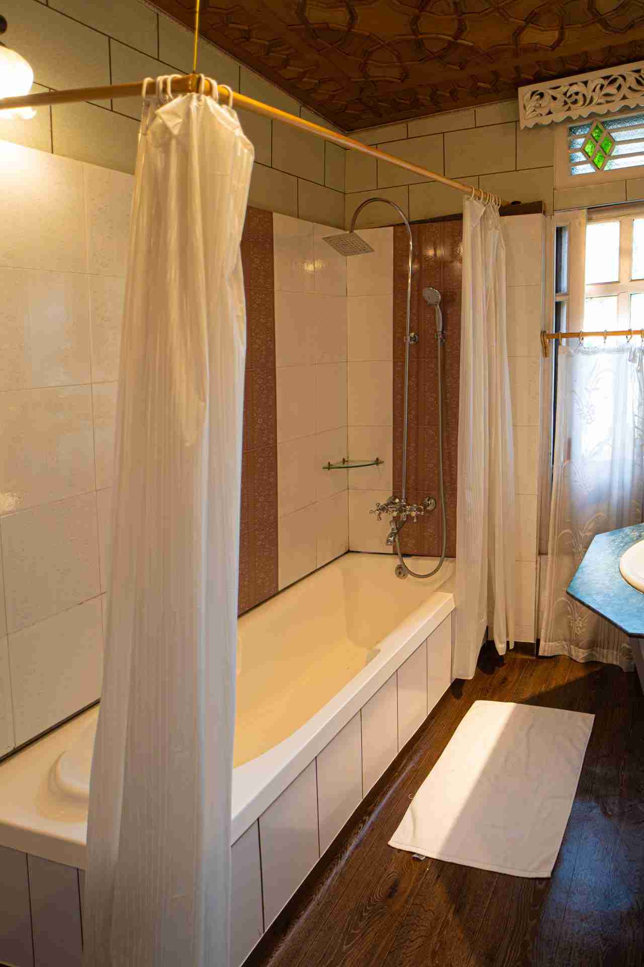 Harmukh Houseboat - Bathtub