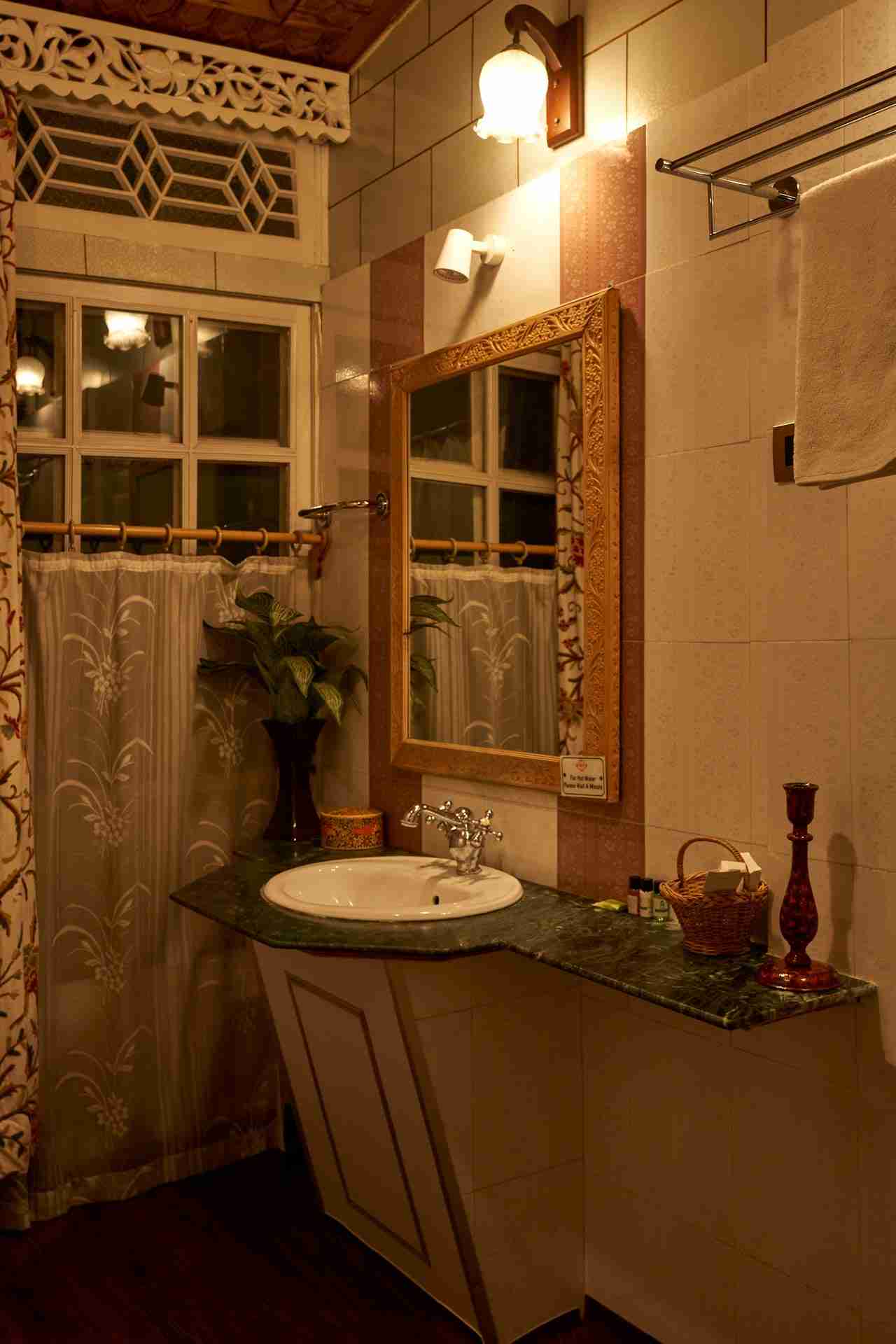 Harmukh Houseboat - Houseboat in Srinagar