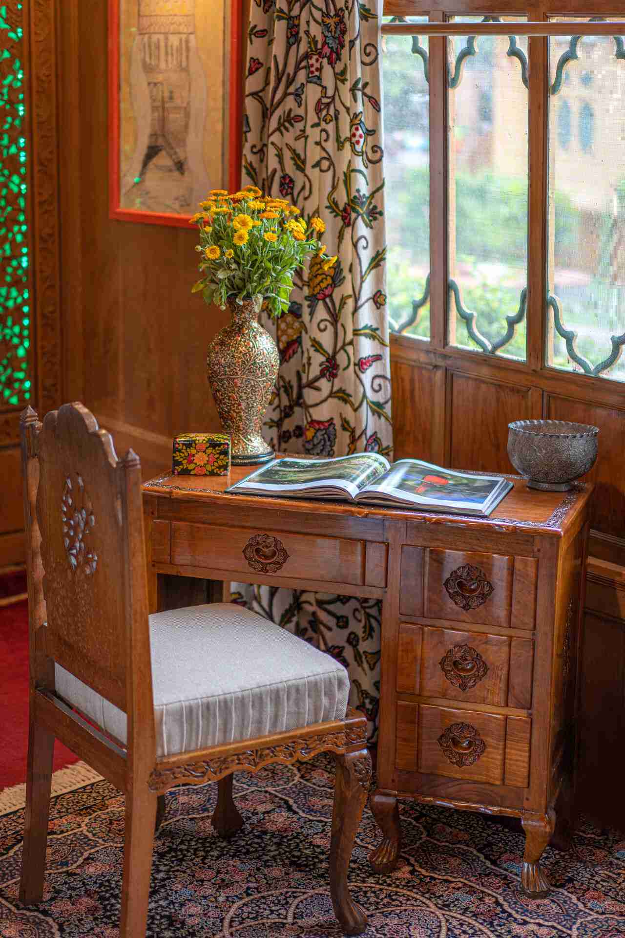 Harmukh Houseboat - Bedroom desk