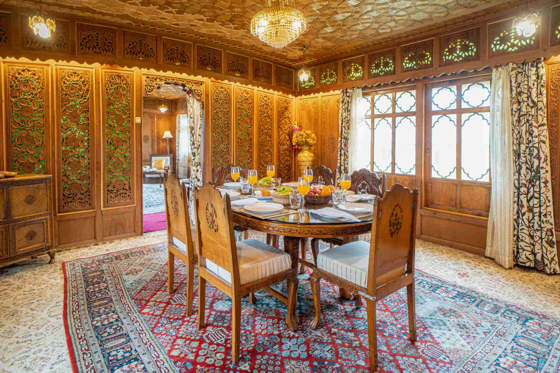 Harmukh Houseboat - Dining area
