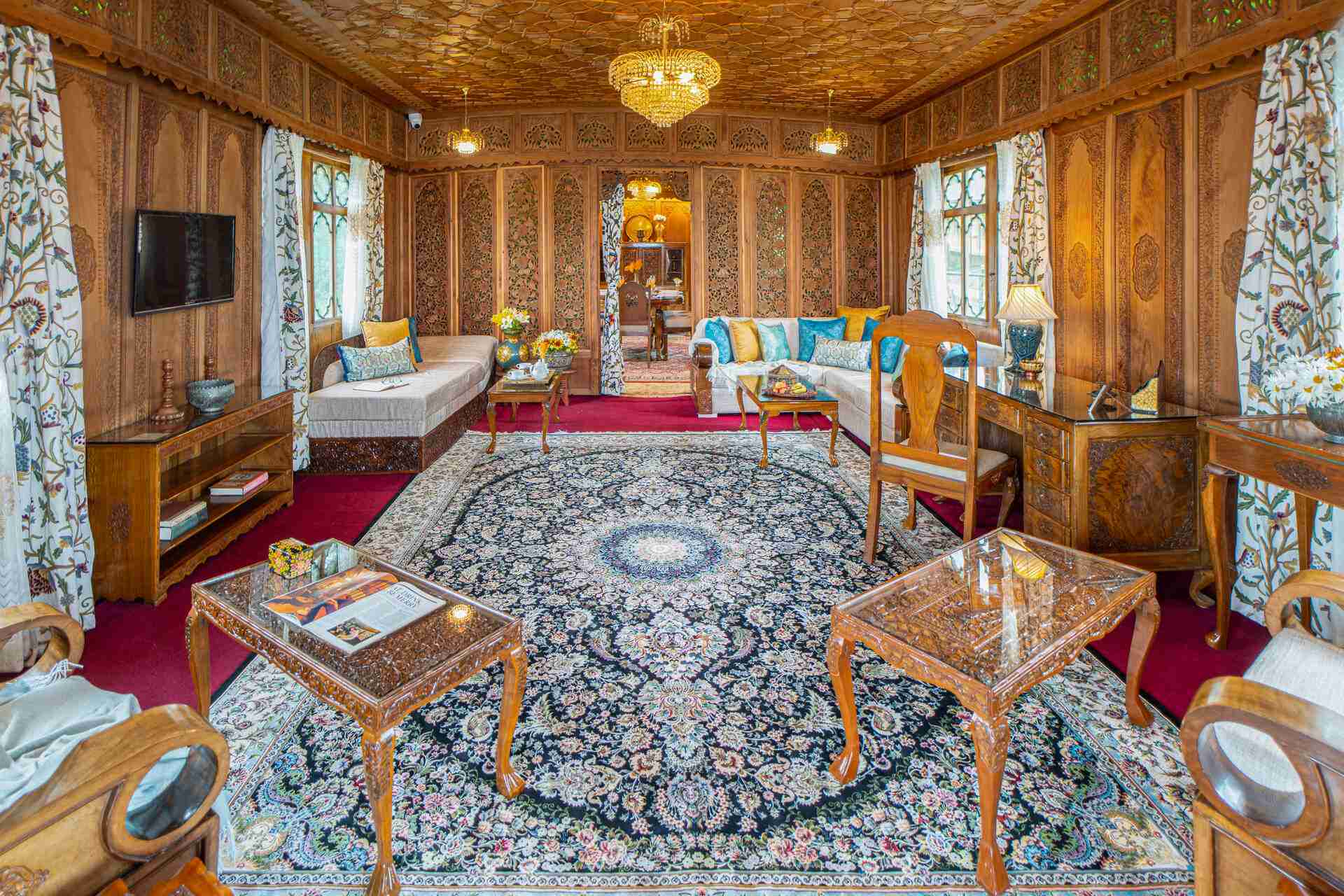 Harmukh Houseboat - Living area view