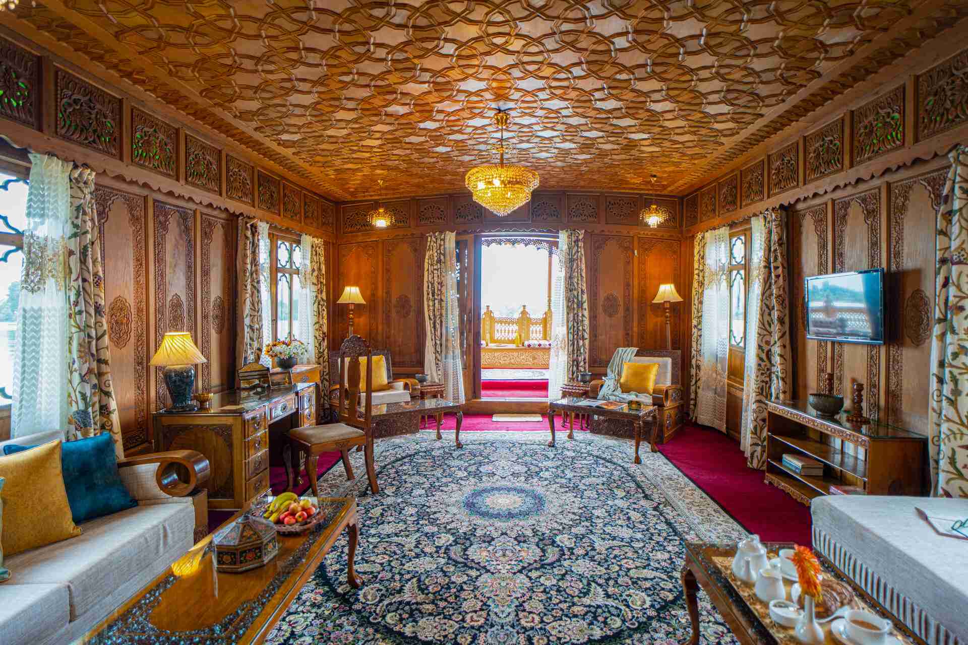 Harmukh Houseboat - Living area