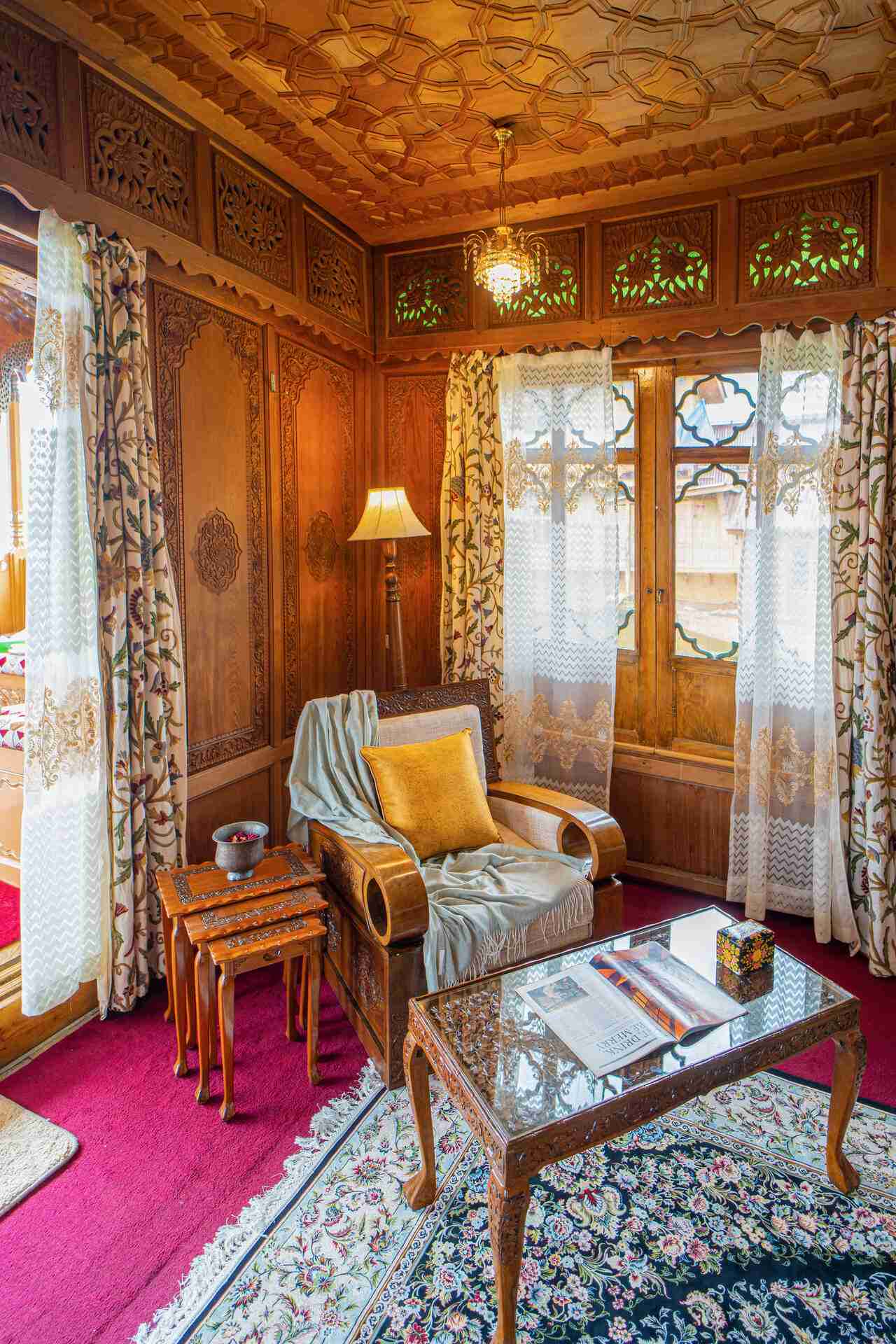 Harmukh Houseboat - Armchair in living room