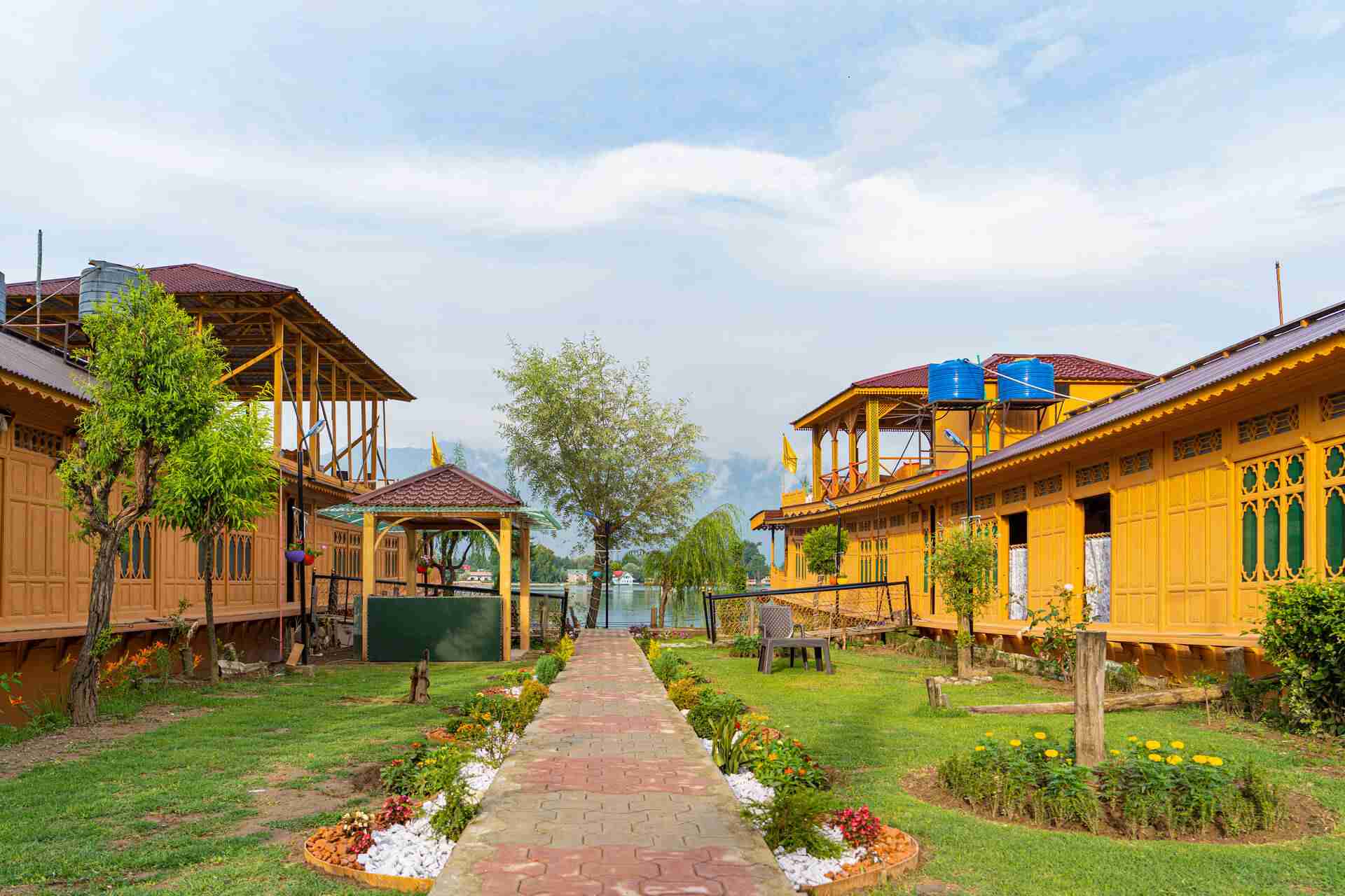Harmukh Houseboat - Lawn area