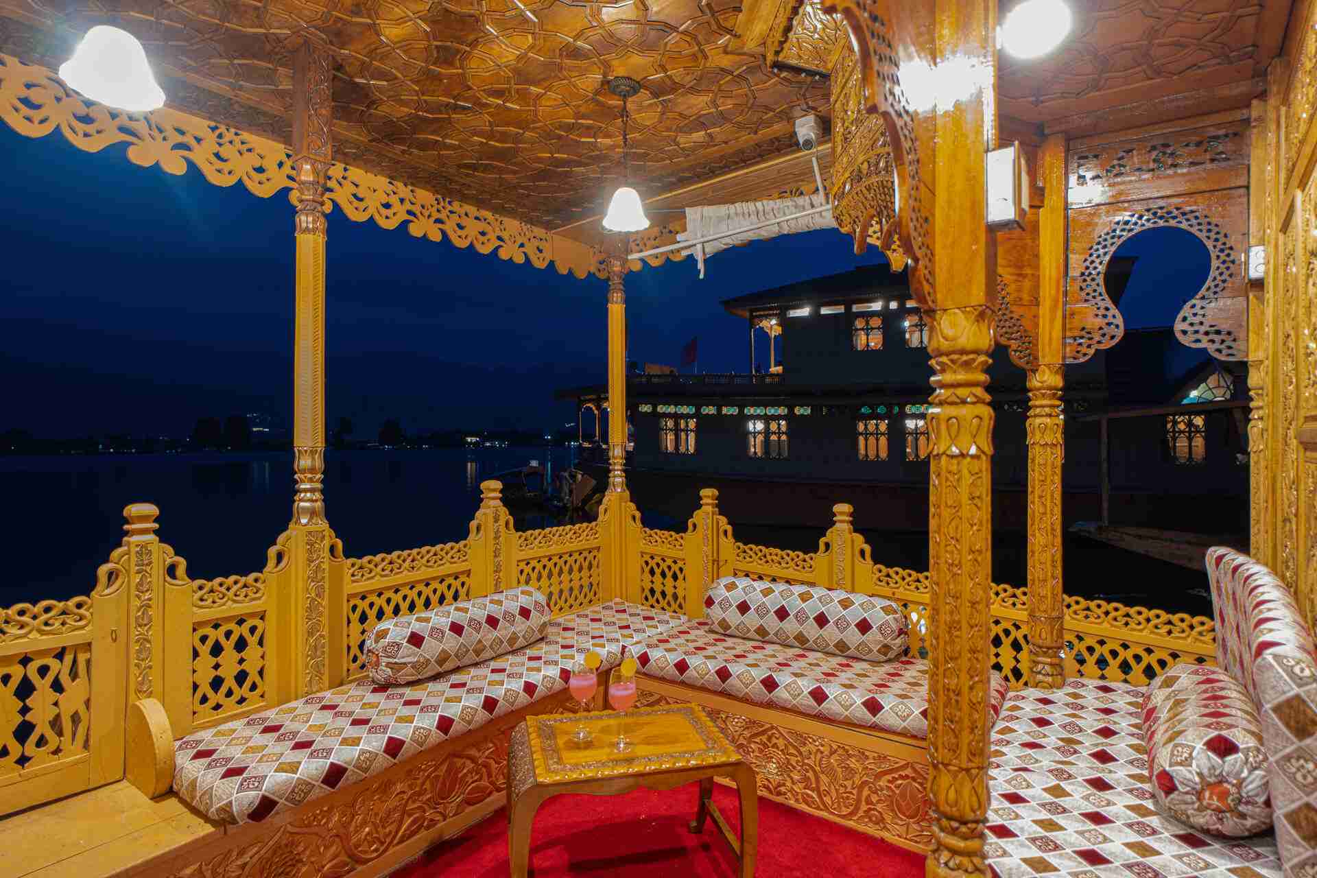Harmukh Houseboat - Entrance in the evening