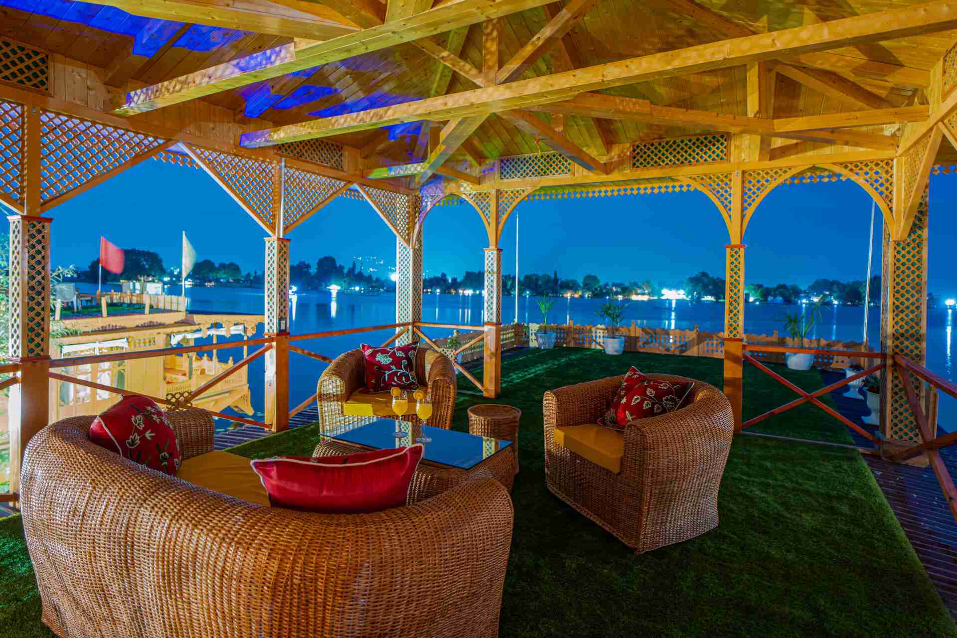 Harmukh Houseboat - Terrace at night