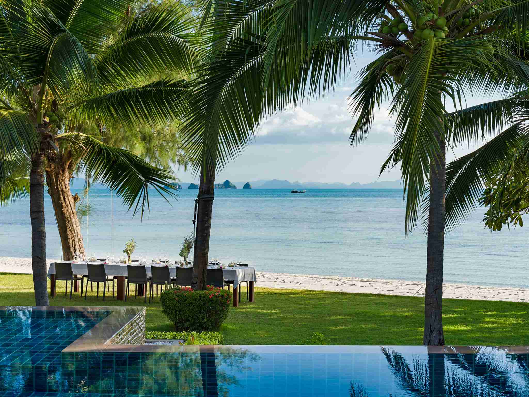 Inasia - Alfresco dining by the beach