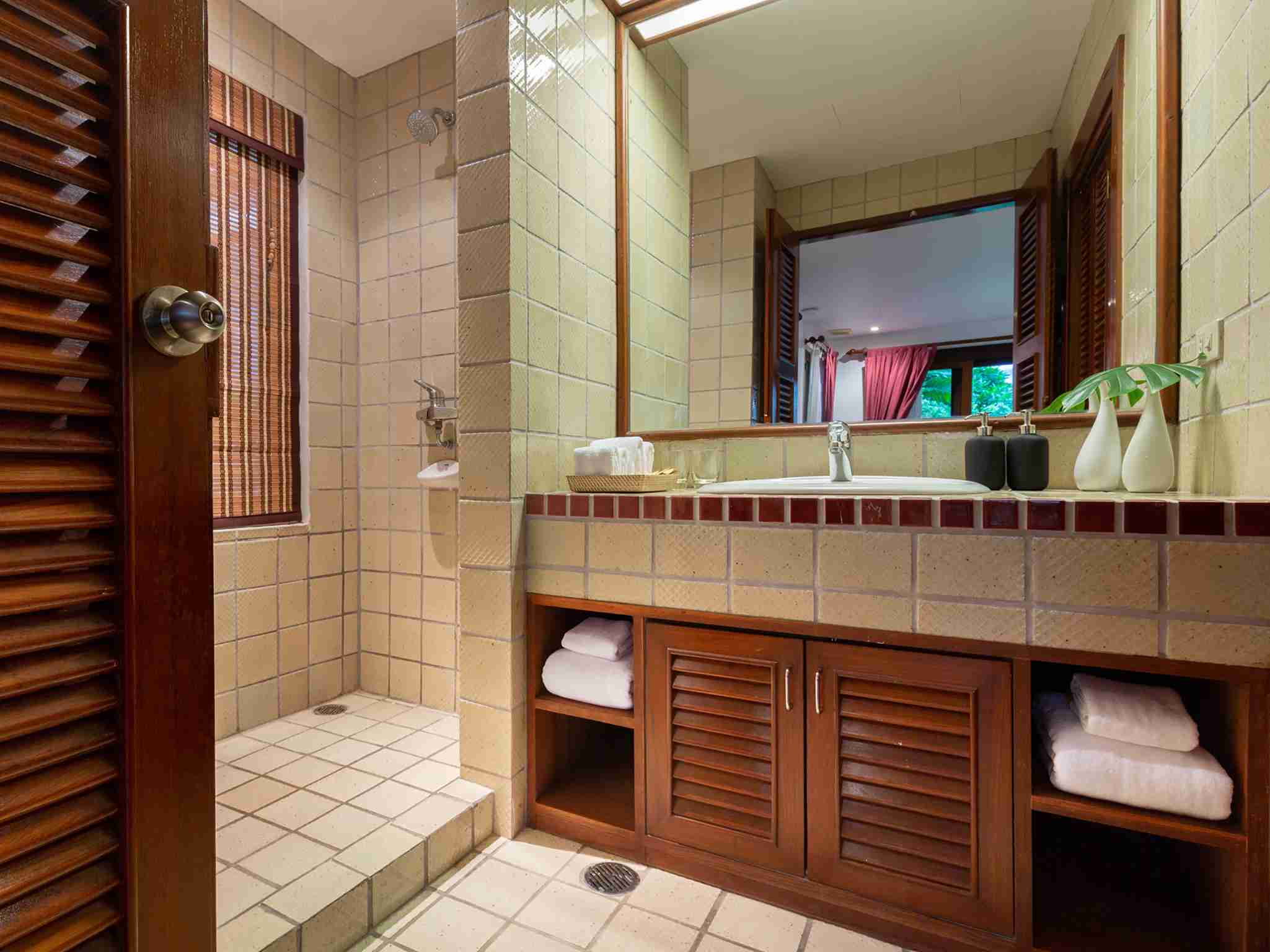 Infinity View - Bathroom at bedroom 4