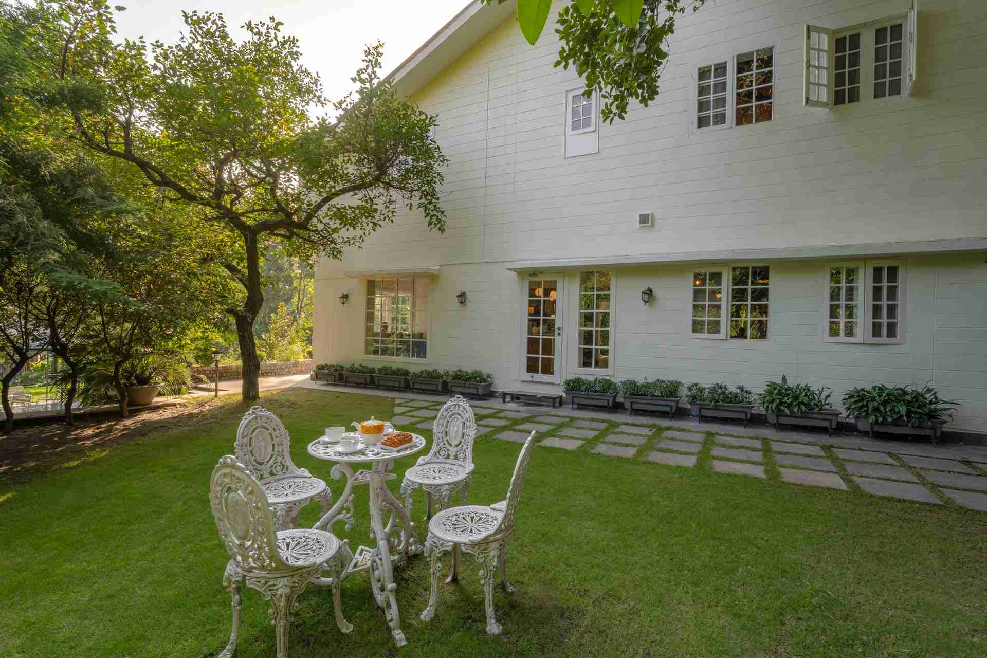 Ivy Cottage - Morning tea on the lawn