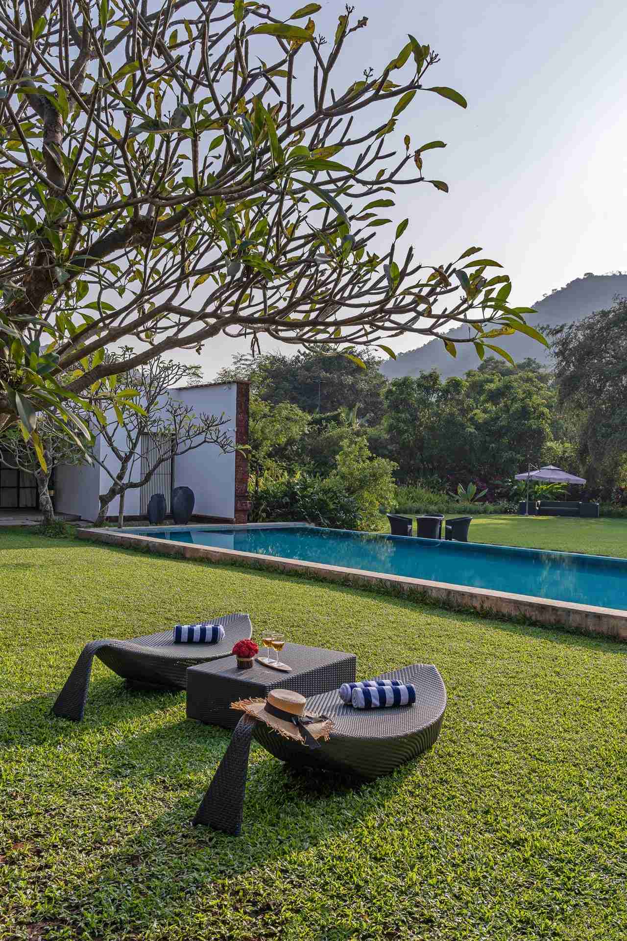 Laterite House - Poolside Seating