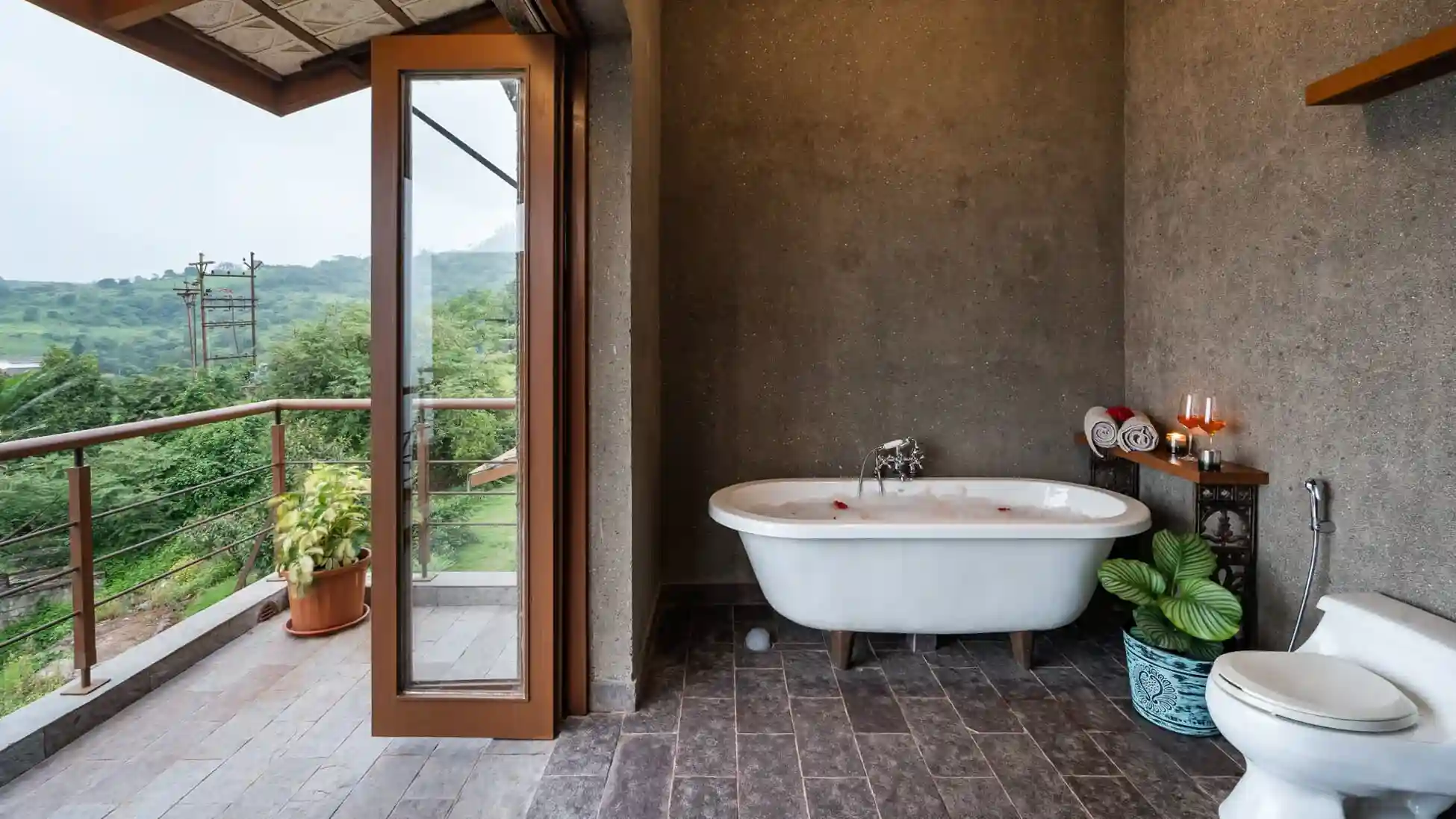 Bathroom with bathtub | Om Anantha - Infinitum