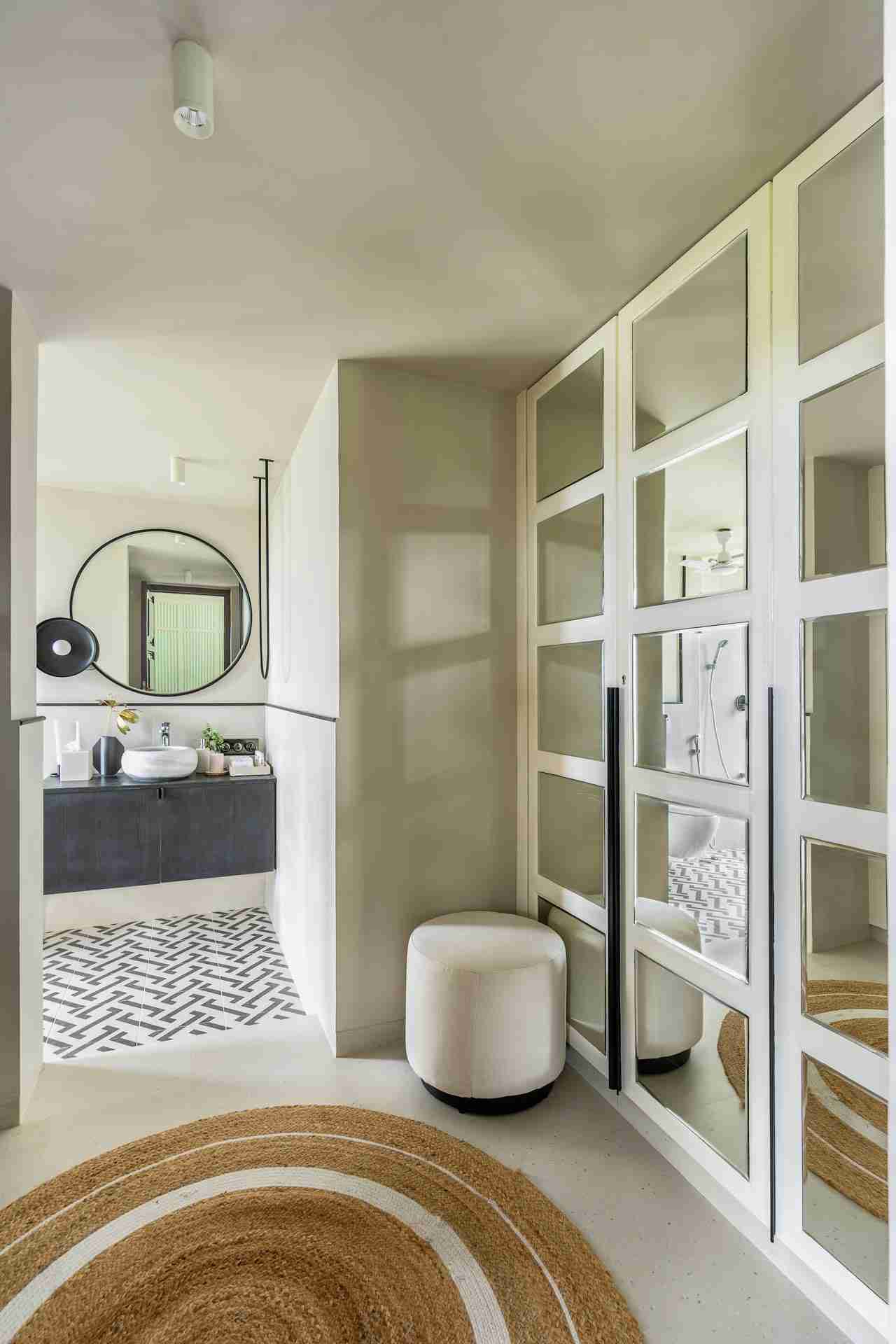 RiyuVann Estate - Closet and bathroom