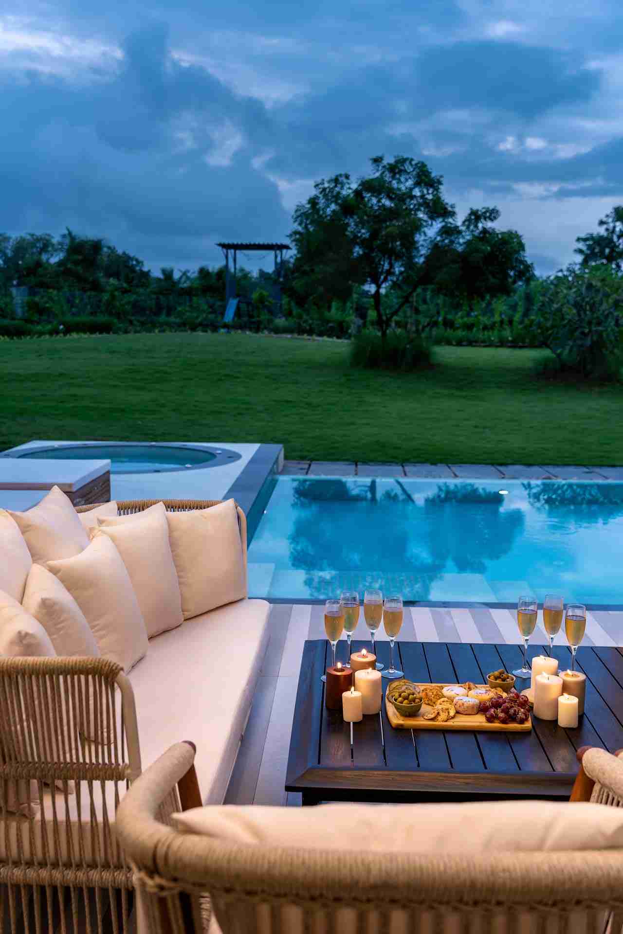 RiyuVann Estate - Drinks by the pool