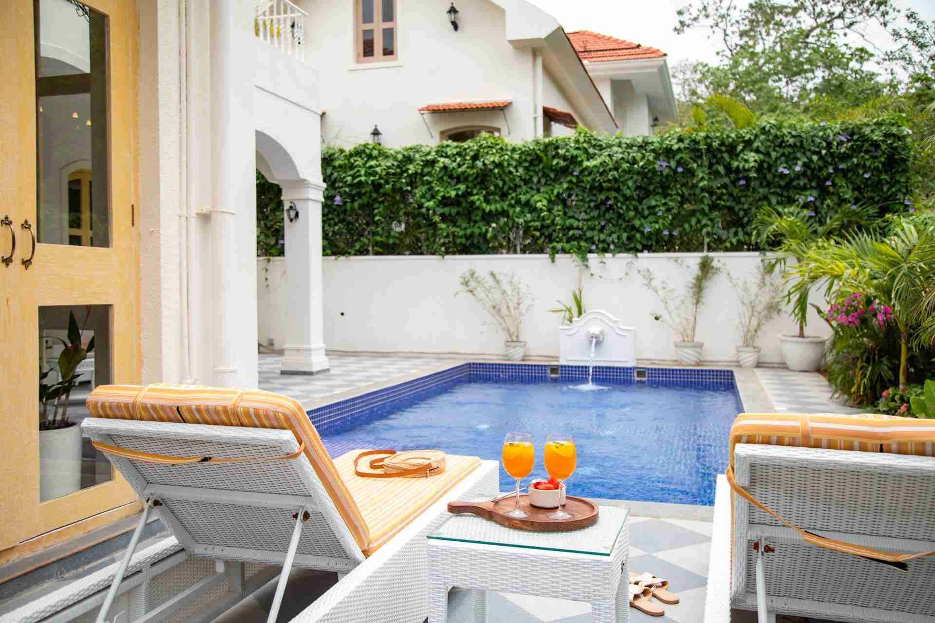 Silvio - Villa E - Poolside
