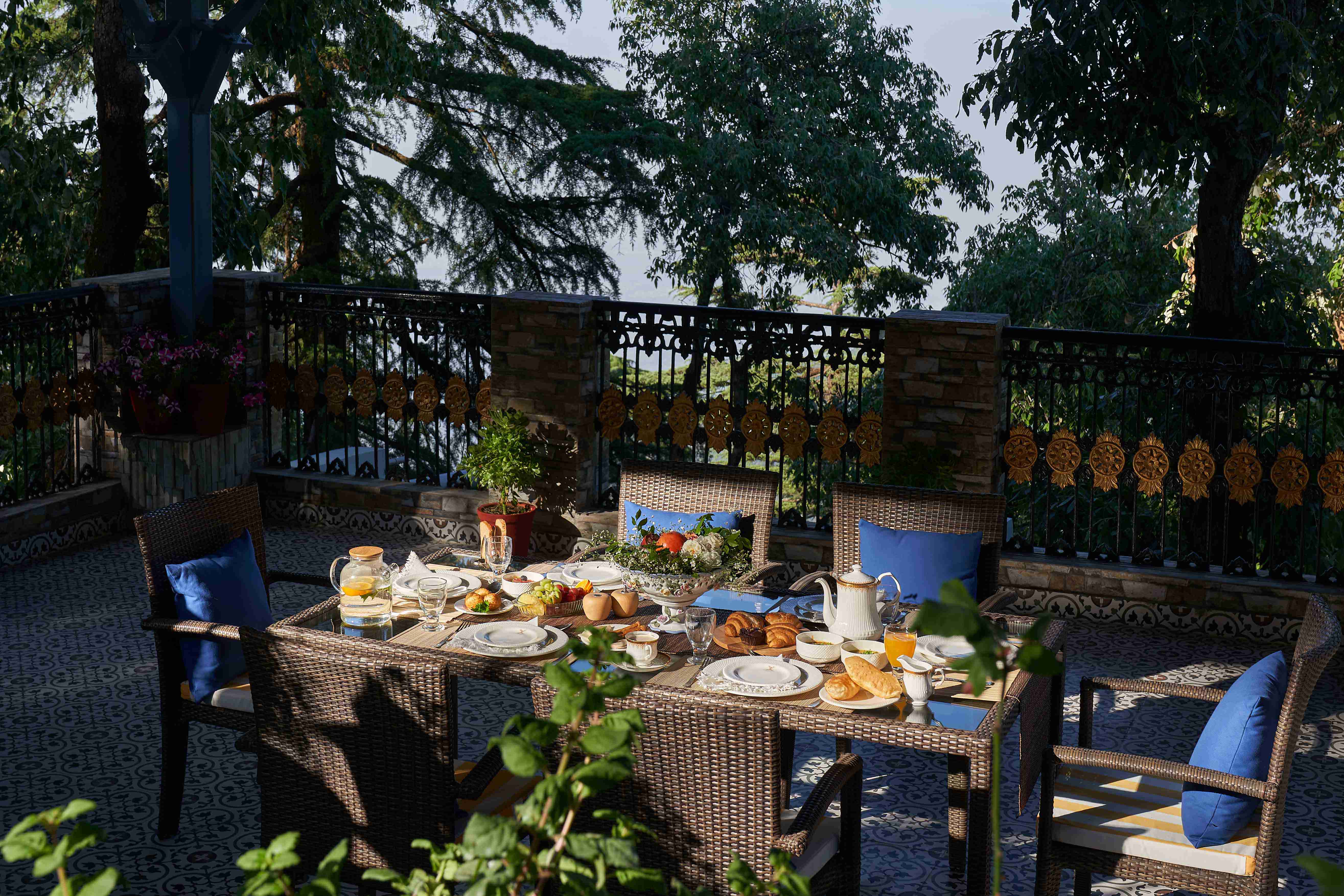 Soni Estate - Breakfast in Gazebo