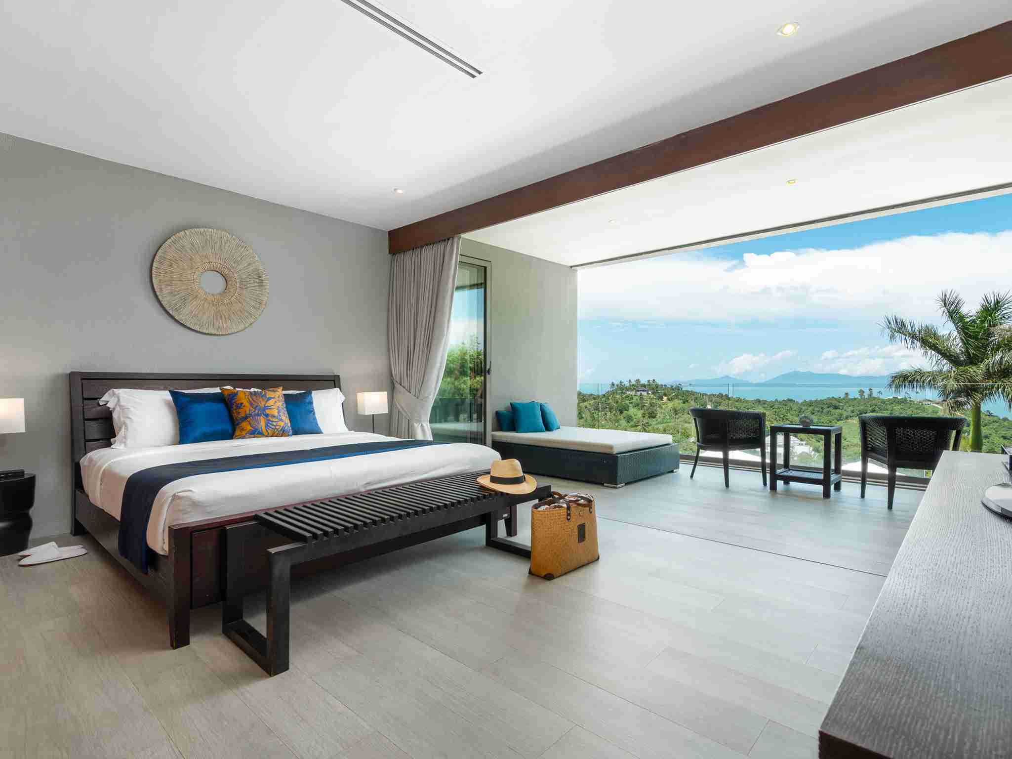 Villa Suralai - Deluxe bedroom with stunning views