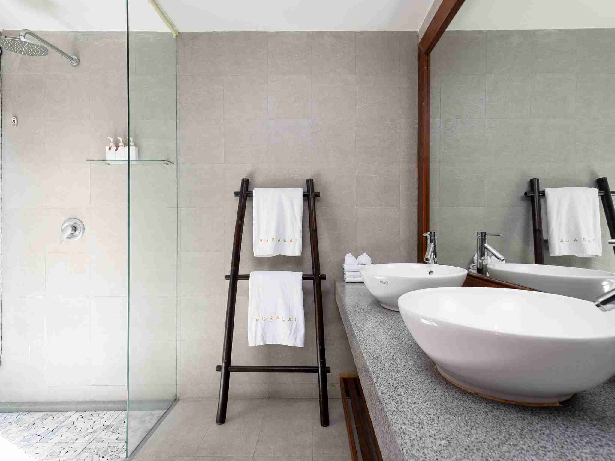 Villa Suralai - Ensuite bathroom details