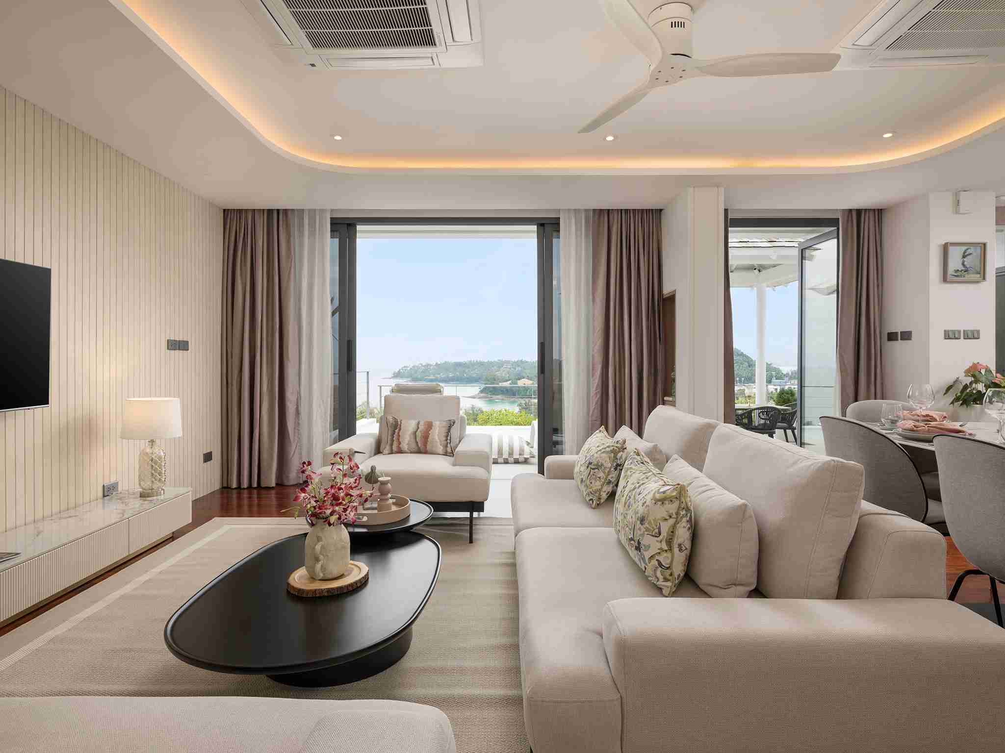 Surin Seaview Villa - Open plan living area overlooking the bay