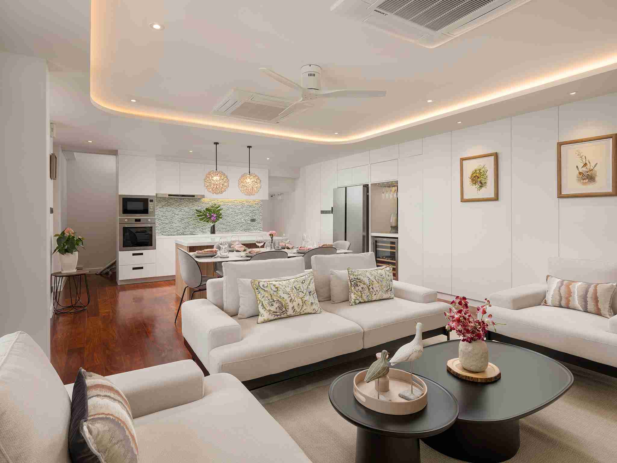 Surin Seaview Villa - Intimate living and dining area