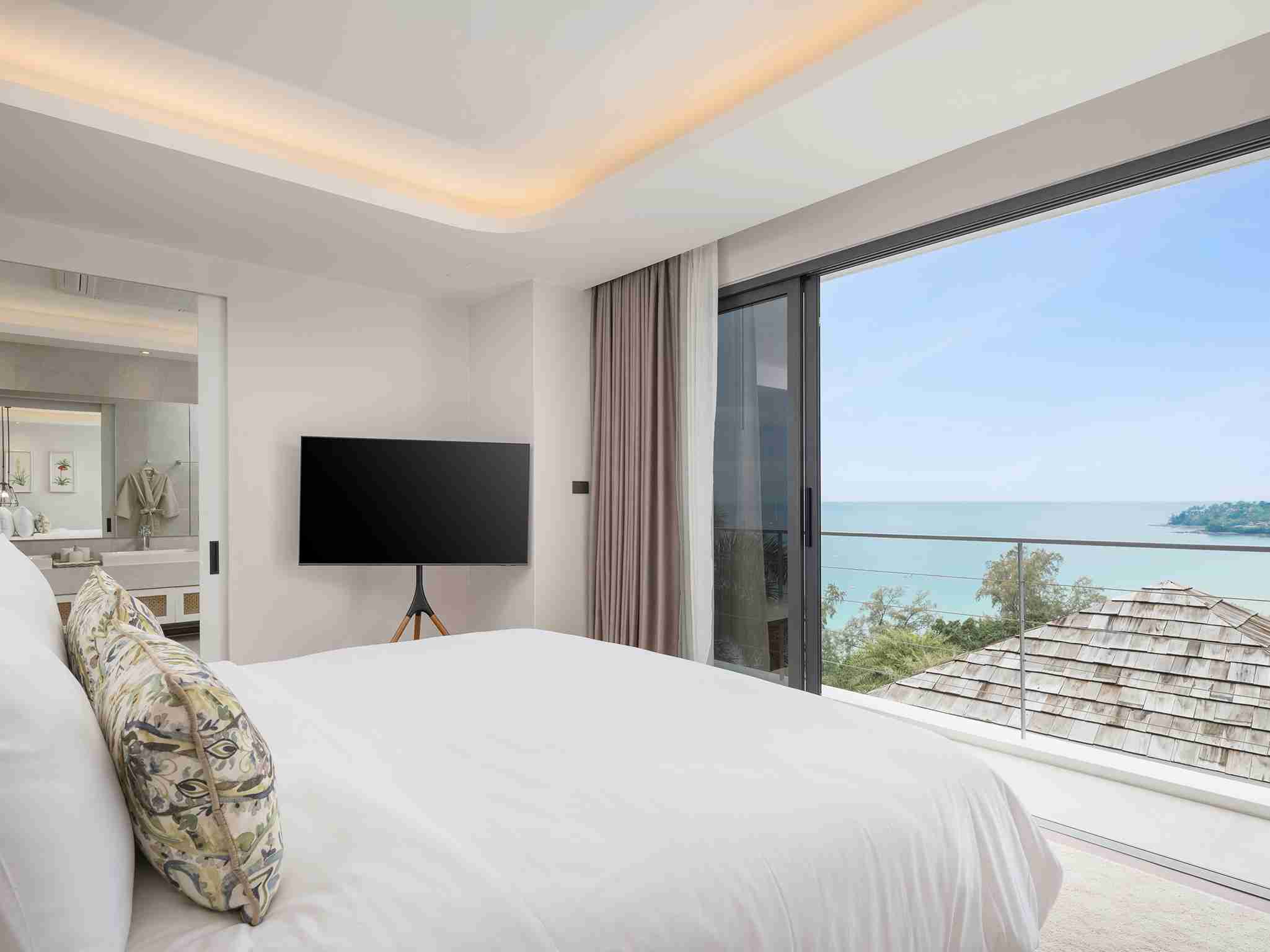 Surin Seaview Villa - Restful master bedroom with fantastic ocean views