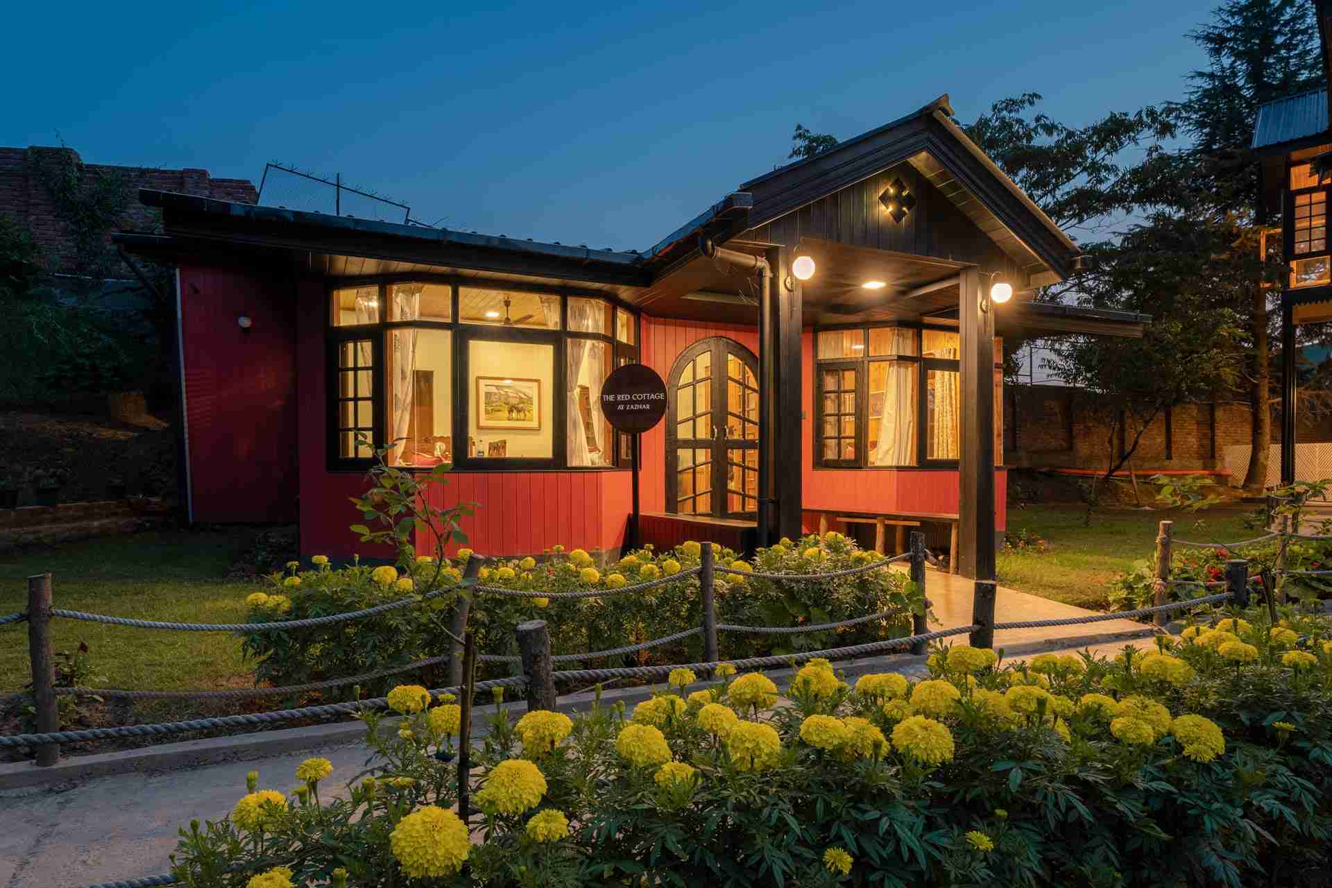 Zaznar - The Red Cottage - Facade